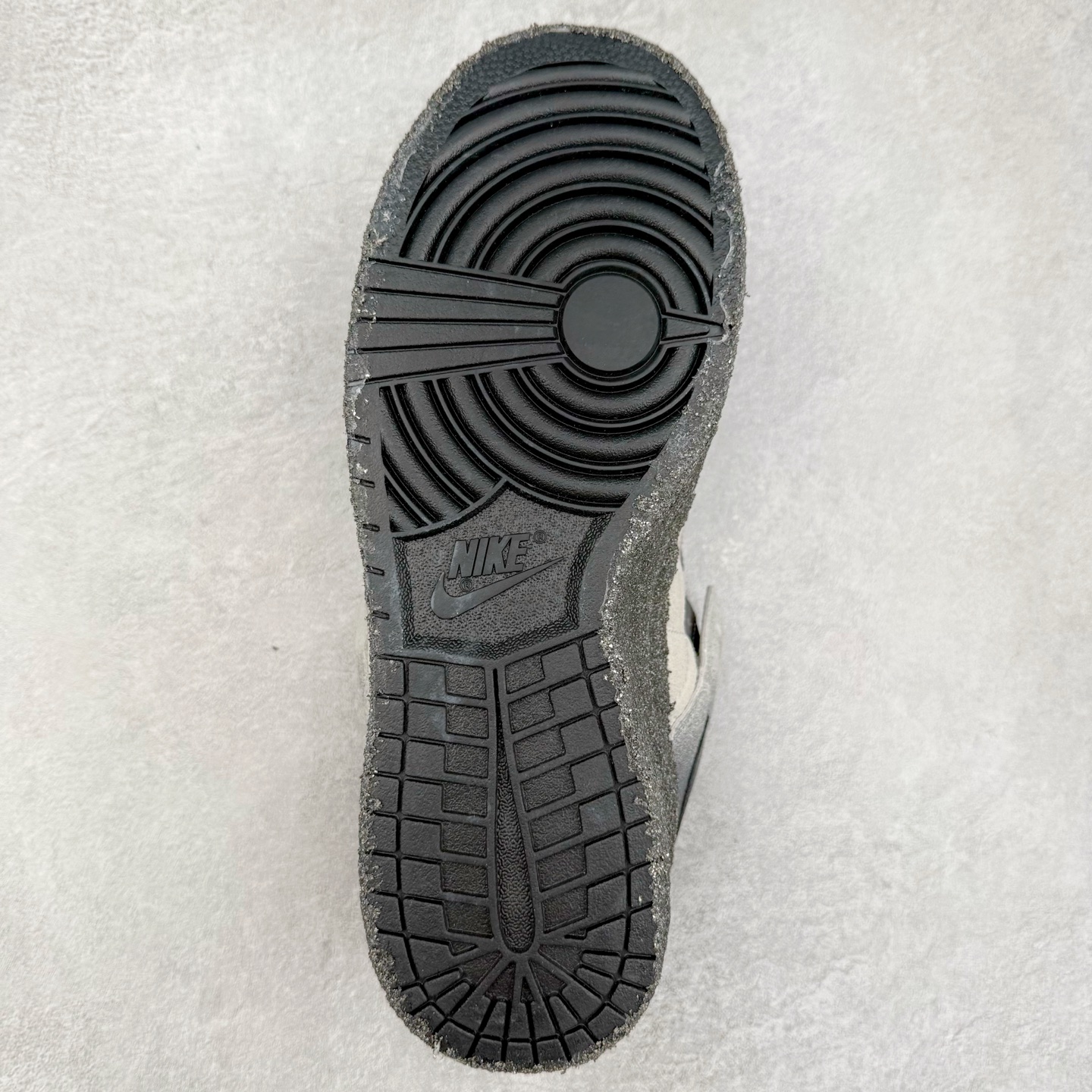 图片[9]-CPFM x NK Dunk Low 联名工地鞋 货号：DM0430 盗以低帮的 Dunk Low 鞋款为蓝本 从材质选用到细节设计 都将「搞怪」风格发挥得淋漓尽致 这双 CPFM x Dunk Low 重制了鞋底和鞋面 并且采用了不对称设计 左鞋外侧呈现白色的 Swoosh 右鞋外侧则简化掉了钩子 以一个阴阳太极标志呈现 中底有泥浆效果 仿佛是穿着这双鞋一脚踏进了泥潭 整体颇具工装色调风格 不看鞋底 还真不太容易看出是一双 Dunk 鞋型 CPFM x NK联名从来都将个性指数拉满 虽然穿搭驾驭存在一定的难度 但也颇受个性潮人玩家的青睐 尺码 36-45-选品中心