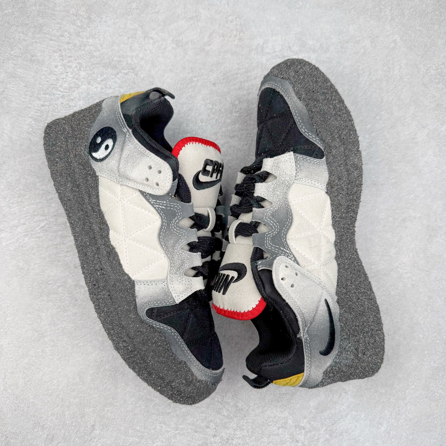 图片[3]-CPFM x NK Dunk Low 联名工地鞋 货号：DM0430 盗以低帮的 Dunk Low 鞋款为蓝本 从材质选用到细节设计 都将「搞怪」风格发挥得淋漓尽致 这双 CPFM x Dunk Low 重制了鞋底和鞋面 并且采用了不对称设计 左鞋外侧呈现白色的 Swoosh 右鞋外侧则简化掉了钩子 以一个阴阳太极标志呈现 中底有泥浆效果 仿佛是穿着这双鞋一脚踏进了泥潭 整体颇具工装色调风格 不看鞋底 还真不太容易看出是一双 Dunk 鞋型 CPFM x NK联名从来都将个性指数拉满 虽然穿搭驾驭存在一定的难度 但也颇受个性潮人玩家的青睐 尺码 36-45-选品中心