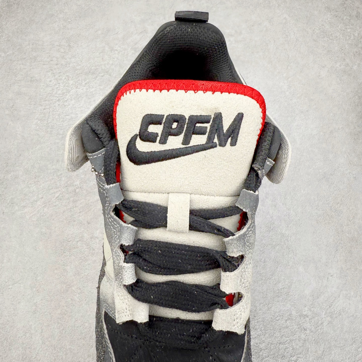 图片[5]-CPFM x NK Dunk Low 联名工地鞋 货号：DM0430 盗以低帮的 Dunk Low 鞋款为蓝本 从材质选用到细节设计 都将「搞怪」风格发挥得淋漓尽致 这双 CPFM x Dunk Low 重制了鞋底和鞋面 并且采用了不对称设计 左鞋外侧呈现白色的 Swoosh 右鞋外侧则简化掉了钩子 以一个阴阳太极标志呈现 中底有泥浆效果 仿佛是穿着这双鞋一脚踏进了泥潭 整体颇具工装色调风格 不看鞋底 还真不太容易看出是一双 Dunk 鞋型 CPFM x NK联名从来都将个性指数拉满 虽然穿搭驾驭存在一定的难度 但也颇受个性潮人玩家的青睐 尺码 36-45-选品中心