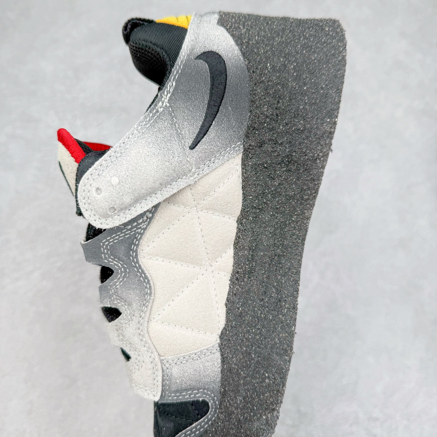 图片[7]-CPFM x NK Dunk Low 联名工地鞋 货号：DM0430 盗以低帮的 Dunk Low 鞋款为蓝本 从材质选用到细节设计 都将「搞怪」风格发挥得淋漓尽致 这双 CPFM x Dunk Low 重制了鞋底和鞋面 并且采用了不对称设计 左鞋外侧呈现白色的 Swoosh 右鞋外侧则简化掉了钩子 以一个阴阳太极标志呈现 中底有泥浆效果 仿佛是穿着这双鞋一脚踏进了泥潭 整体颇具工装色调风格 不看鞋底 还真不太容易看出是一双 Dunk 鞋型 CPFM x NK联名从来都将个性指数拉满 虽然穿搭驾驭存在一定的难度 但也颇受个性潮人玩家的青睐 尺码 36-45-选品中心