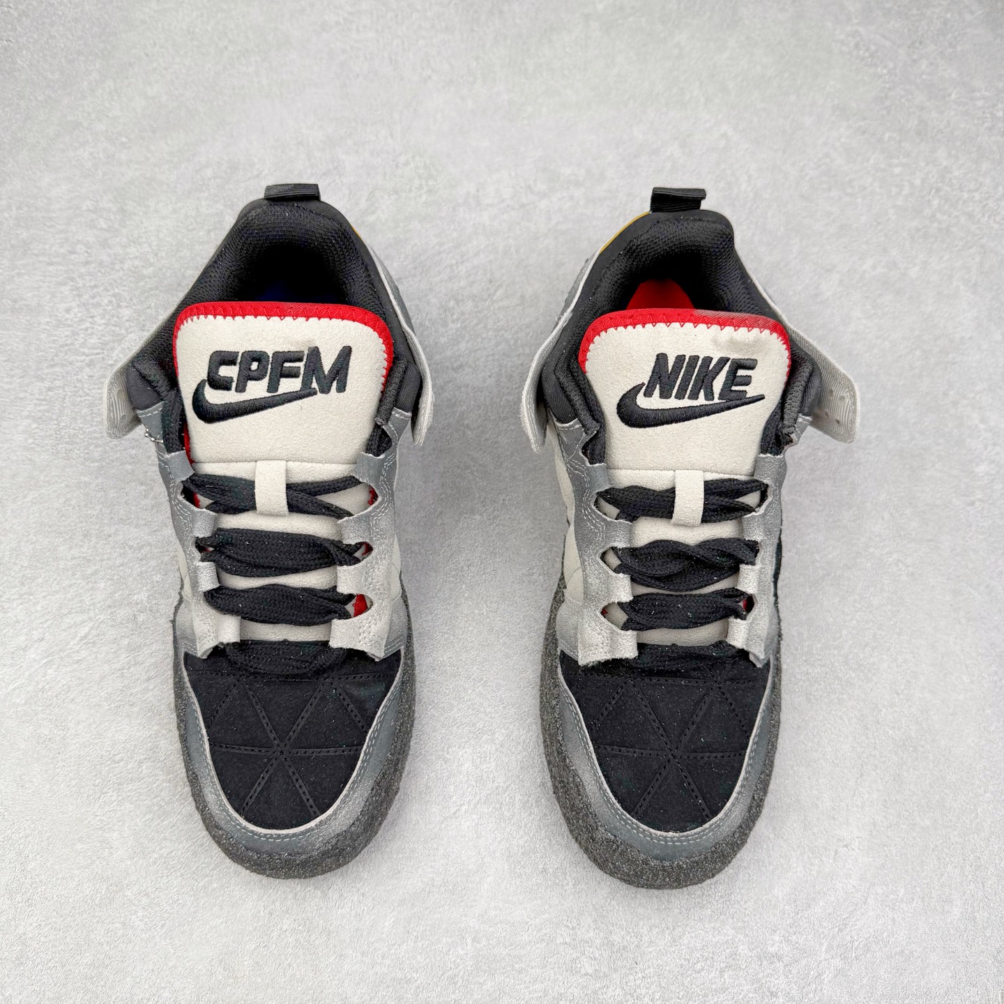 图片[2]-CPFM x NK Dunk Low 联名工地鞋 货号：DM0430 盗以低帮的 Dunk Low 鞋款为蓝本 从材质选用到细节设计 都将「搞怪」风格发挥得淋漓尽致 这双 CPFM x Dunk Low 重制了鞋底和鞋面 并且采用了不对称设计 左鞋外侧呈现白色的 Swoosh 右鞋外侧则简化掉了钩子 以一个阴阳太极标志呈现 中底有泥浆效果 仿佛是穿着这双鞋一脚踏进了泥潭 整体颇具工装色调风格 不看鞋底 还真不太容易看出是一双 Dunk 鞋型 CPFM x NK联名从来都将个性指数拉满 虽然穿搭驾驭存在一定的难度 但也颇受个性潮人玩家的青睐 尺码 36-45-选品中心