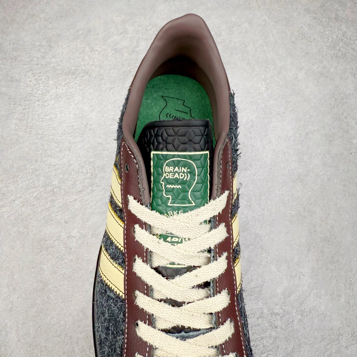 图片[5]-Brain Dead x AD originals Forest Hills 脑死亡联名时尚舒适休闲板鞋 JR7942 原楦原纸板开发 全鞋头层皮料打造 区别市面普通真标版本 鞋身侧面打孔改为Brain Dead标志性图案 后跟拼色粗糙毛绒面料 与皮革鞋面形成反差 橡胶大底提供坚实的基础 复古风拉满 实拍调校N版已经零色差零失真 百分百还原实物色彩所见即所得 不存在货不对板色差等低级问题 选购参考实物拍摄 不混卖不参货 只用心做好货严格选品 承诺混一赔十 尺码：36 36.5 37.5 38 38.5 39 40 40.5 41 42 42.5 43 44 44.5 45-选品中心