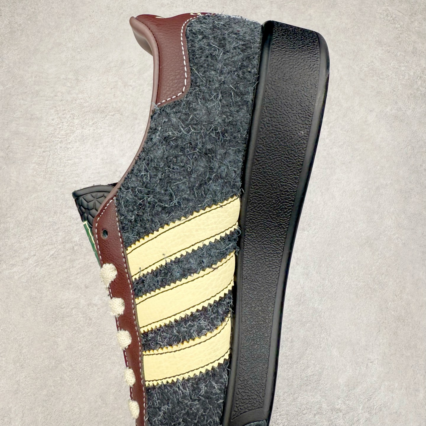 图片[7]-Brain Dead x AD originals Forest Hills 脑死亡联名时尚舒适休闲板鞋 JR7942 原楦原纸板开发 全鞋头层皮料打造 区别市面普通真标版本 鞋身侧面打孔改为Brain Dead标志性图案 后跟拼色粗糙毛绒面料 与皮革鞋面形成反差 橡胶大底提供坚实的基础 复古风拉满 实拍调校N版已经零色差零失真 百分百还原实物色彩所见即所得 不存在货不对板色差等低级问题 选购参考实物拍摄 不混卖不参货 只用心做好货严格选品 承诺混一赔十 尺码：36 36.5 37.5 38 38.5 39 40 40.5 41 42 42.5 43 44 44.5 45-选品中心