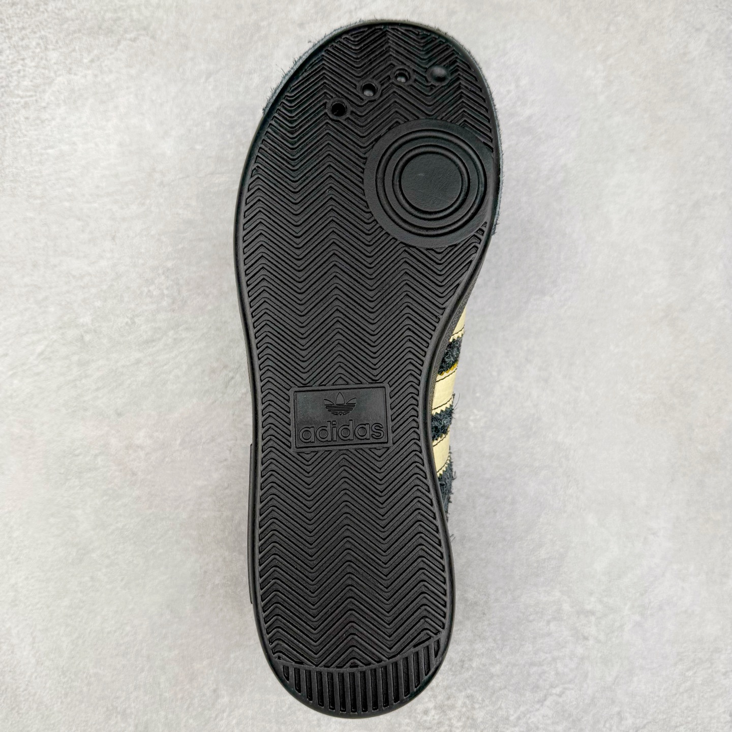 图片[9]-Brain Dead x AD originals Forest Hills 脑死亡联名时尚舒适休闲板鞋 JR7942 原楦原纸板开发 全鞋头层皮料打造 区别市面普通真标版本 鞋身侧面打孔改为Brain Dead标志性图案 后跟拼色粗糙毛绒面料 与皮革鞋面形成反差 橡胶大底提供坚实的基础 复古风拉满 实拍调校N版已经零色差零失真 百分百还原实物色彩所见即所得 不存在货不对板色差等低级问题 选购参考实物拍摄 不混卖不参货 只用心做好货严格选品 承诺混一赔十 尺码：36 36.5 37.5 38 38.5 39 40 40.5 41 42 42.5 43 44 44.5 45-选品中心