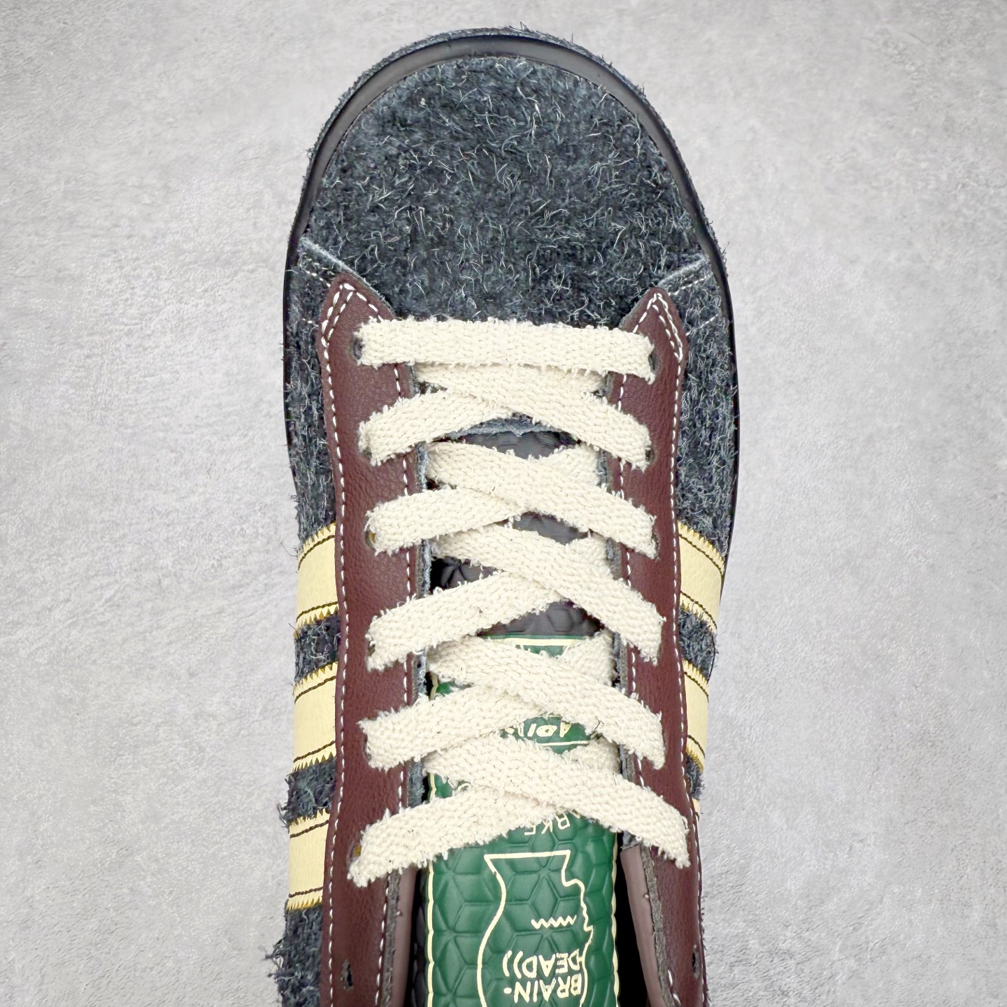 图片[4]-Brain Dead x AD originals Forest Hills 脑死亡联名时尚舒适休闲板鞋 JR7942 原楦原纸板开发 全鞋头层皮料打造 区别市面普通真标版本 鞋身侧面打孔改为Brain Dead标志性图案 后跟拼色粗糙毛绒面料 与皮革鞋面形成反差 橡胶大底提供坚实的基础 复古风拉满 实拍调校N版已经零色差零失真 百分百还原实物色彩所见即所得 不存在货不对板色差等低级问题 选购参考实物拍摄 不混卖不参货 只用心做好货严格选品 承诺混一赔十 尺码：36 36.5 37.5 38 38.5 39 40 40.5 41 42 42.5 43 44 44.5 45-选品中心