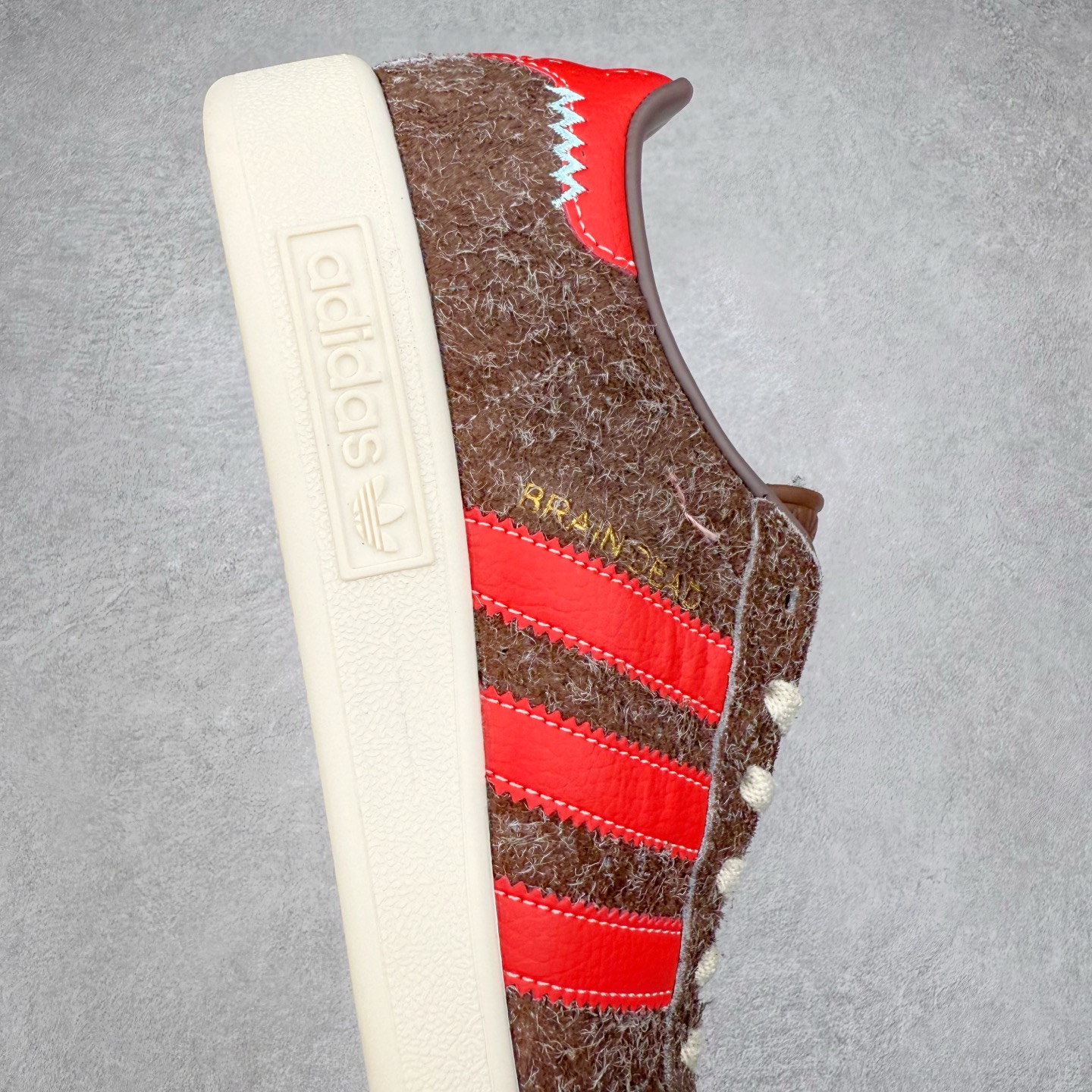 图片[6]-Brain Dead x AD originals Forest Hills 脑死亡联名时尚舒适休闲板鞋 JR7940 原楦原纸板开发 全鞋头层皮料打造 区别市面普通真标版本 鞋身侧面打孔改为Brain Dead标志性图案 后跟拼色粗糙毛绒面料 与皮革鞋面形成反差 橡胶大底提供坚实的基础 复古风拉满 实拍调校N版已经零色差零失真 百分百还原实物色彩所见即所得 不存在货不对板色差等低级问题 选购参考实物拍摄 不混卖不参货 只用心做好货严格选品 承诺混一赔十 尺码：36 36.5 37.5 38 38.5 39 40 40.5 41 42 42.5 43 44 44.5 45-选品中心