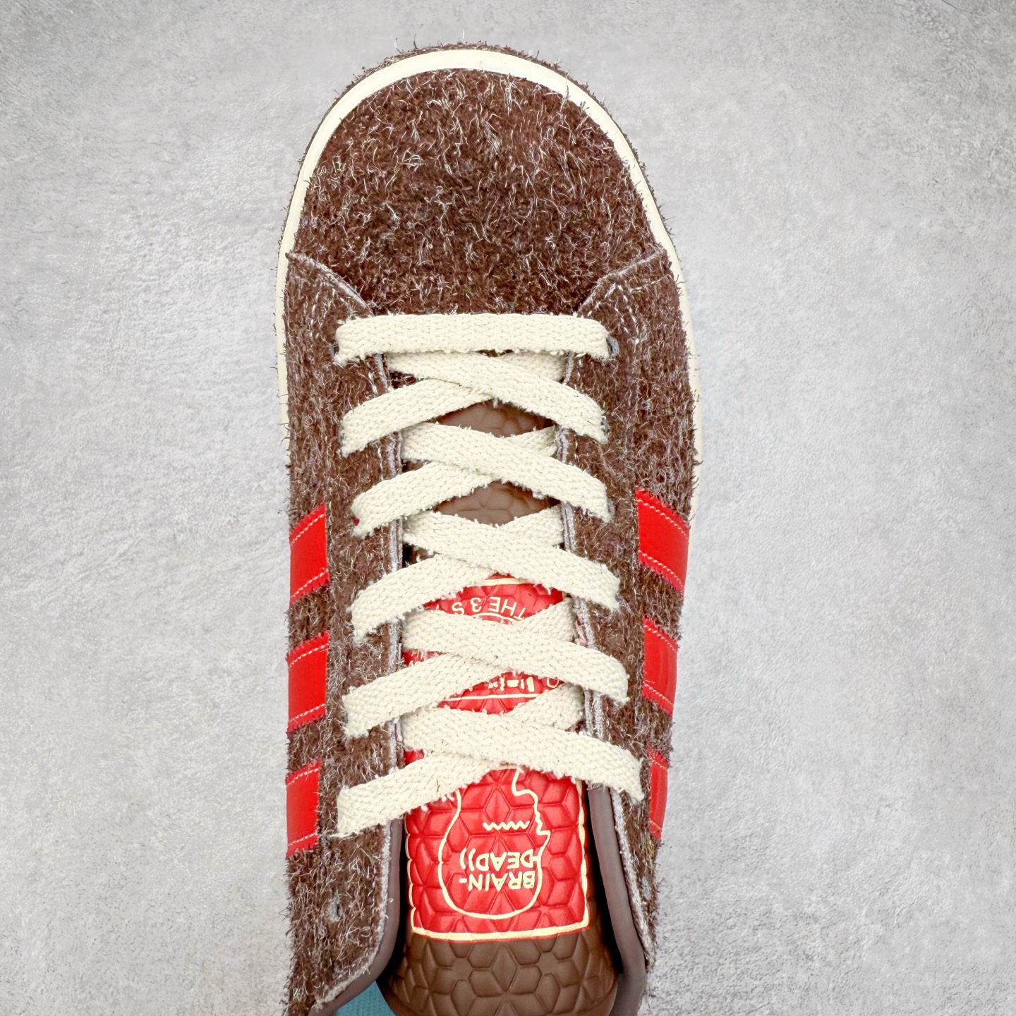 图片[4]-Brain Dead x AD originals Forest Hills 脑死亡联名时尚舒适休闲板鞋 JR7940 原楦原纸板开发 全鞋头层皮料打造 区别市面普通真标版本 鞋身侧面打孔改为Brain Dead标志性图案 后跟拼色粗糙毛绒面料 与皮革鞋面形成反差 橡胶大底提供坚实的基础 复古风拉满 实拍调校N版已经零色差零失真 百分百还原实物色彩所见即所得 不存在货不对板色差等低级问题 选购参考实物拍摄 不混卖不参货 只用心做好货严格选品 承诺混一赔十 尺码：36 36.5 37.5 38 38.5 39 40 40.5 41 42 42.5 43 44 44.5 45-选品中心