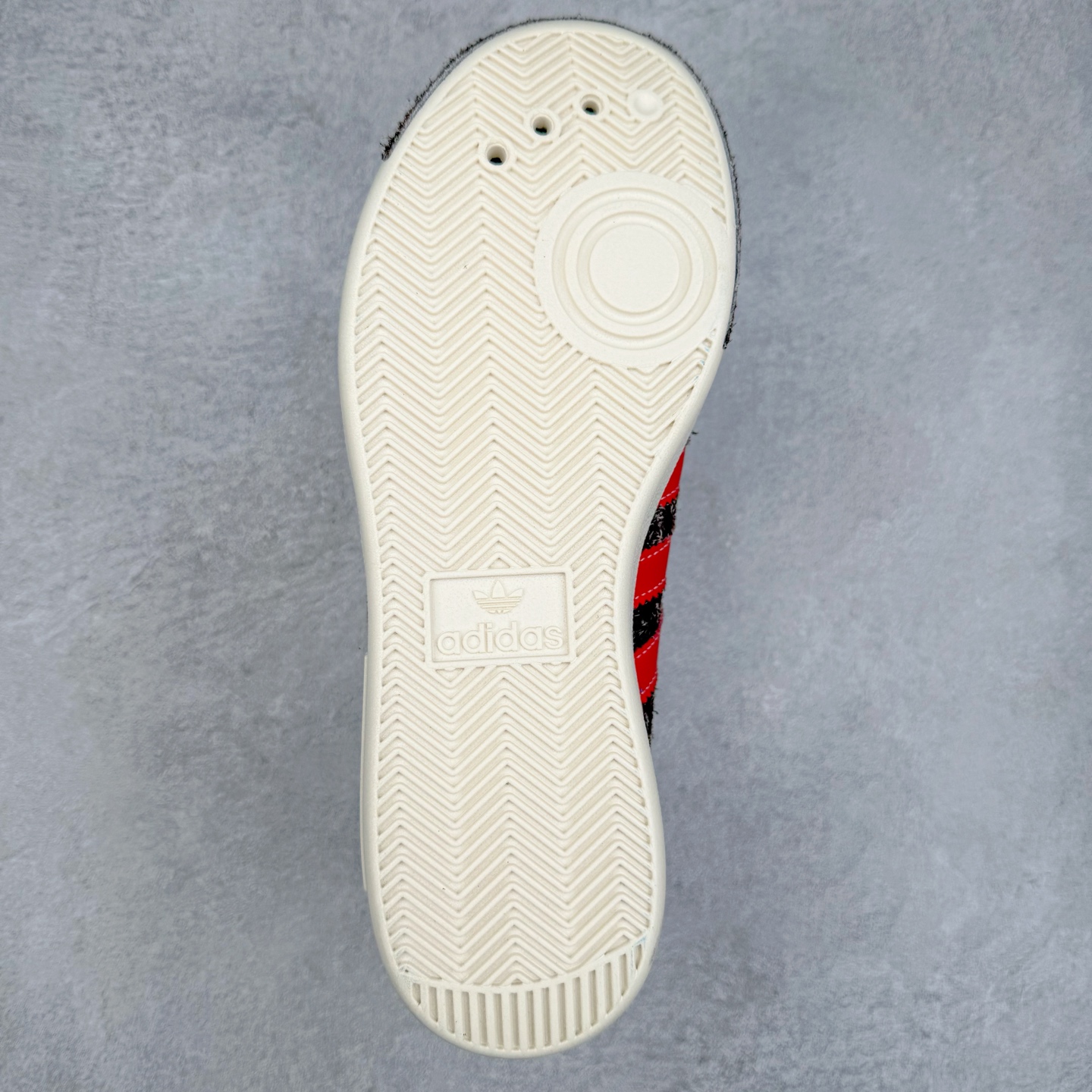 图片[9]-Brain Dead x AD originals Forest Hills 脑死亡联名时尚舒适休闲板鞋 JR7940 原楦原纸板开发 全鞋头层皮料打造 区别市面普通真标版本 鞋身侧面打孔改为Brain Dead标志性图案 后跟拼色粗糙毛绒面料 与皮革鞋面形成反差 橡胶大底提供坚实的基础 复古风拉满 实拍调校N版已经零色差零失真 百分百还原实物色彩所见即所得 不存在货不对板色差等低级问题 选购参考实物拍摄 不混卖不参货 只用心做好货严格选品 承诺混一赔十 尺码：36 36.5 37.5 38 38.5 39 40 40.5 41 42 42.5 43 44 44.5 45-选品中心