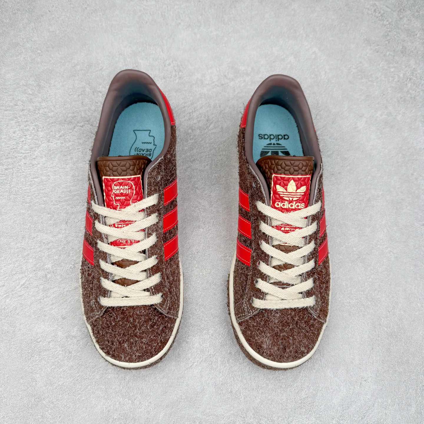 图片[2]-Brain Dead x AD originals Forest Hills 脑死亡联名时尚舒适休闲板鞋 JR7940 原楦原纸板开发 全鞋头层皮料打造 区别市面普通真标版本 鞋身侧面打孔改为Brain Dead标志性图案 后跟拼色粗糙毛绒面料 与皮革鞋面形成反差 橡胶大底提供坚实的基础 复古风拉满 实拍调校N版已经零色差零失真 百分百还原实物色彩所见即所得 不存在货不对板色差等低级问题 选购参考实物拍摄 不混卖不参货 只用心做好货严格选品 承诺混一赔十 尺码：36 36.5 37.5 38 38.5 39 40 40.5 41 42 42.5 43 44 44.5 45-选品中心
