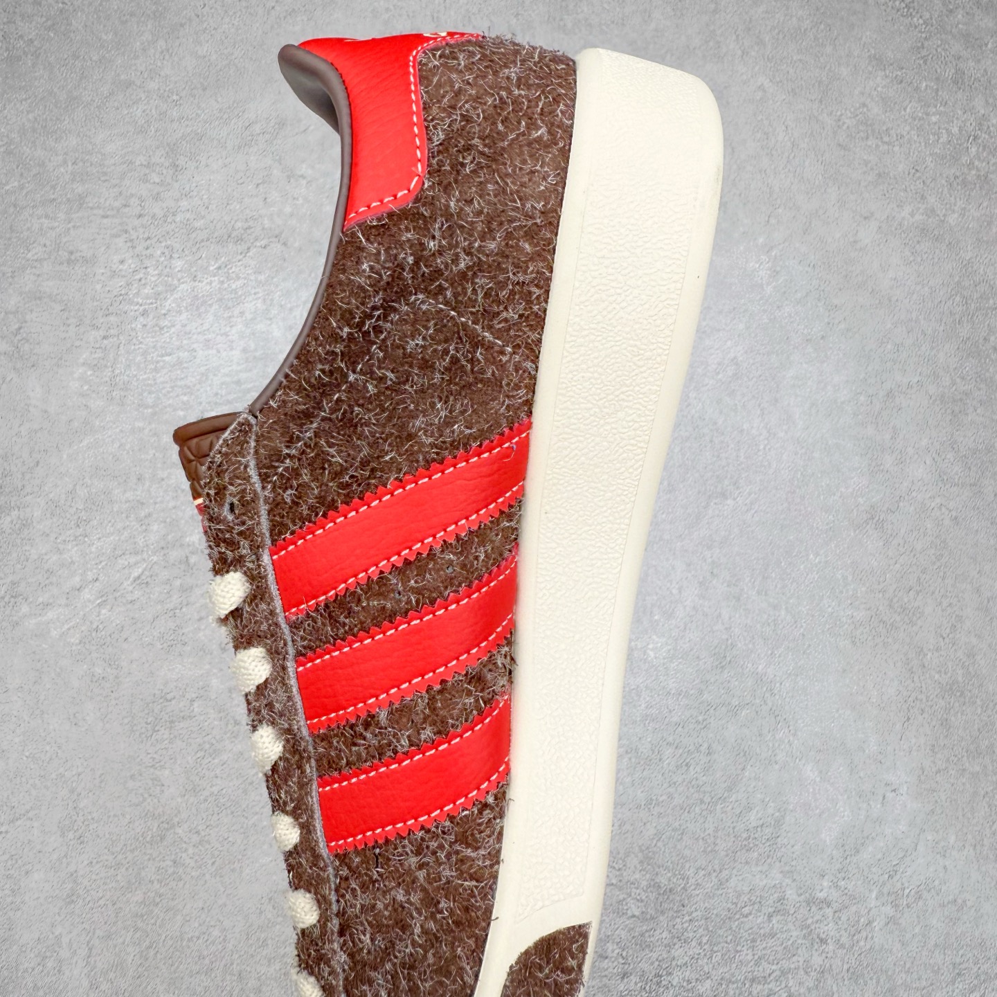 图片[7]-Brain Dead x AD originals Forest Hills 脑死亡联名时尚舒适休闲板鞋 JR7940 原楦原纸板开发 全鞋头层皮料打造 区别市面普通真标版本 鞋身侧面打孔改为Brain Dead标志性图案 后跟拼色粗糙毛绒面料 与皮革鞋面形成反差 橡胶大底提供坚实的基础 复古风拉满 实拍调校N版已经零色差零失真 百分百还原实物色彩所见即所得 不存在货不对板色差等低级问题 选购参考实物拍摄 不混卖不参货 只用心做好货严格选品 承诺混一赔十 尺码：36 36.5 37.5 38 38.5 39 40 40.5 41 42 42.5 43 44 44.5 45-选品中心