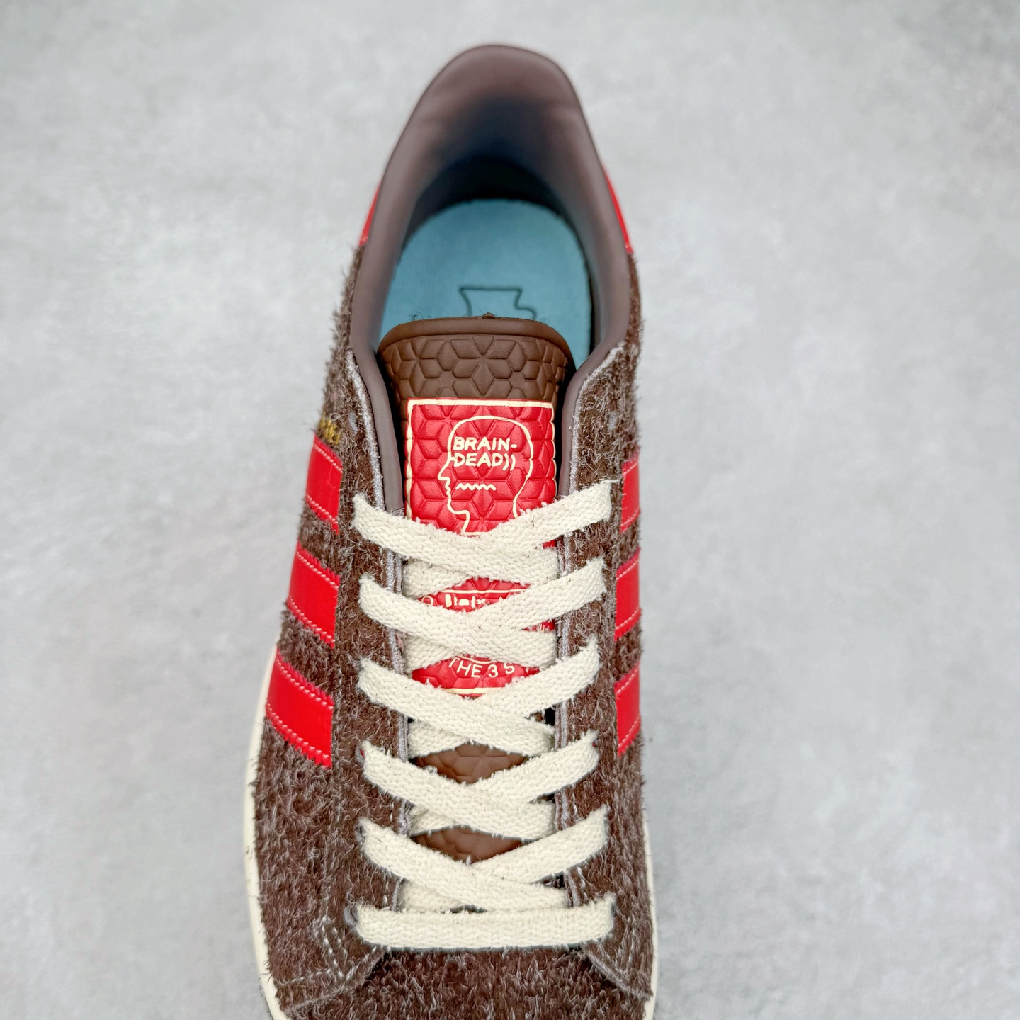 图片[5]-Brain Dead x AD originals Forest Hills 脑死亡联名时尚舒适休闲板鞋 JR7940 原楦原纸板开发 全鞋头层皮料打造 区别市面普通真标版本 鞋身侧面打孔改为Brain Dead标志性图案 后跟拼色粗糙毛绒面料 与皮革鞋面形成反差 橡胶大底提供坚实的基础 复古风拉满 实拍调校N版已经零色差零失真 百分百还原实物色彩所见即所得 不存在货不对板色差等低级问题 选购参考实物拍摄 不混卖不参货 只用心做好货严格选品 承诺混一赔十 尺码：36 36.5 37.5 38 38.5 39 40 40.5 41 42 42.5 43 44 44.5 45-选品中心