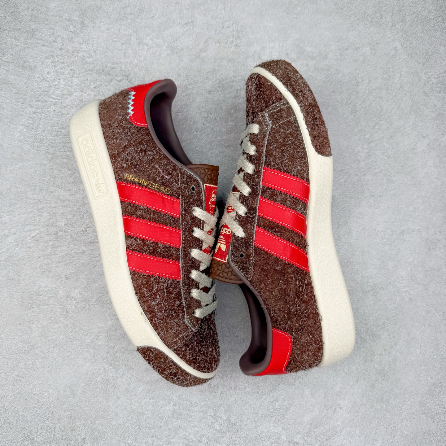 图片[3]-Brain Dead x AD originals Forest Hills 脑死亡联名时尚舒适休闲板鞋 JR7940 原楦原纸板开发 全鞋头层皮料打造 区别市面普通真标版本 鞋身侧面打孔改为Brain Dead标志性图案 后跟拼色粗糙毛绒面料 与皮革鞋面形成反差 橡胶大底提供坚实的基础 复古风拉满 实拍调校N版已经零色差零失真 百分百还原实物色彩所见即所得 不存在货不对板色差等低级问题 选购参考实物拍摄 不混卖不参货 只用心做好货严格选品 承诺混一赔十 尺码：36 36.5 37.5 38 38.5 39 40 40.5 41 42 42.5 43 44 44.5 45-选品中心