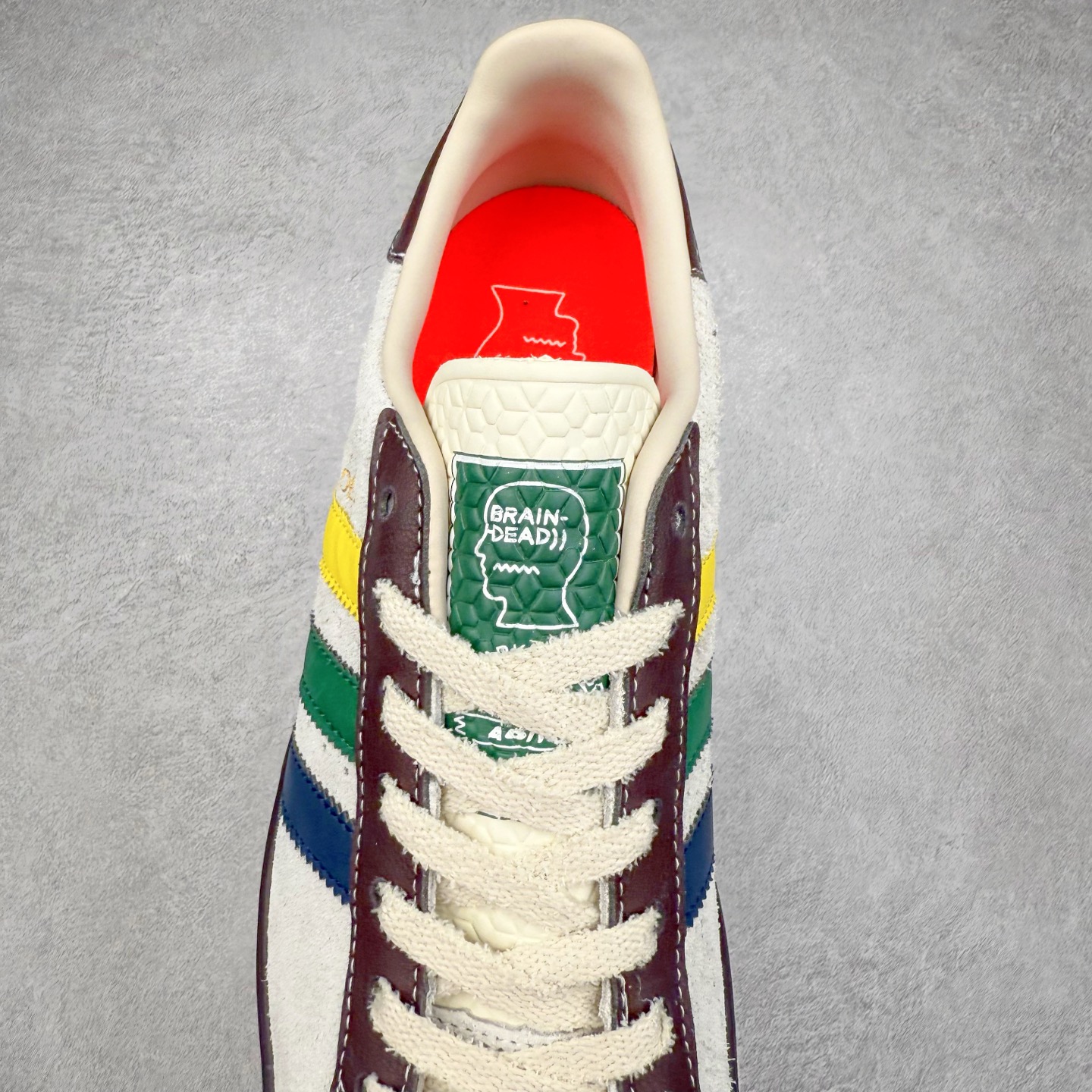 图片[5]-Brain Dead x AD originals Forest Hills 脑死亡联名时尚舒适休闲板鞋 JR7943 原楦原纸板开发 全鞋头层皮料打造 区别市面普通真标版本 鞋身侧面打孔改为Brain Dead标志性图案 后跟拼色粗糙毛绒面料 与皮革鞋面形成反差 橡胶大底提供坚实的基础 复古风拉满 实拍调校N版已经零色差零失真 百分百还原实物色彩所见即所得 不存在货不对板色差等低级问题 选购参考实物拍摄 不混卖不参货 只用心做好货严格选品 承诺混一赔十 尺码：36 36.5 37.5 38 38.5 39 40 40.5 41 42 42.5 43 44 44.5 45-选品中心