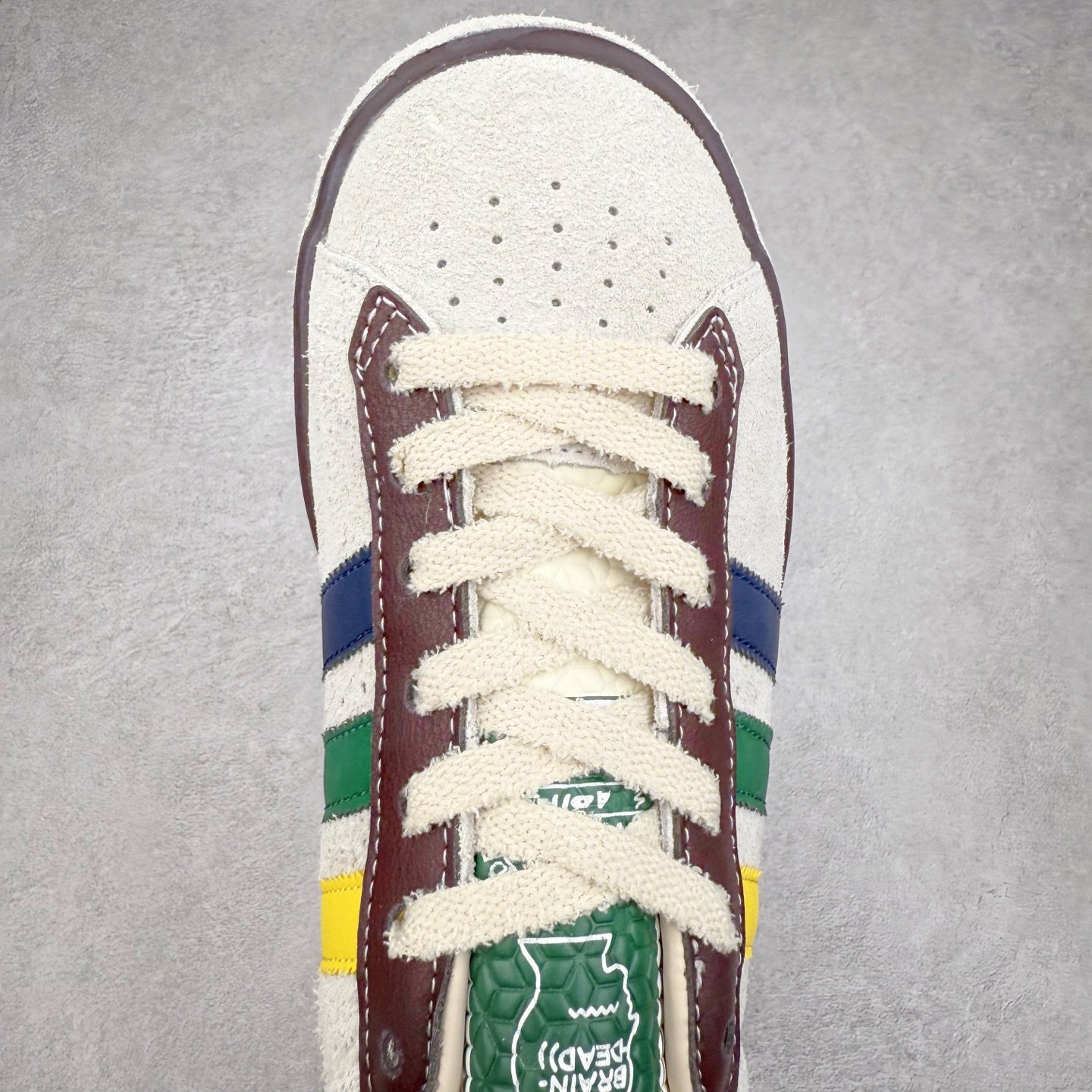 图片[4]-Brain Dead x AD originals Forest Hills 脑死亡联名时尚舒适休闲板鞋 JR7943 原楦原纸板开发 全鞋头层皮料打造 区别市面普通真标版本 鞋身侧面打孔改为Brain Dead标志性图案 后跟拼色粗糙毛绒面料 与皮革鞋面形成反差 橡胶大底提供坚实的基础 复古风拉满 实拍调校N版已经零色差零失真 百分百还原实物色彩所见即所得 不存在货不对板色差等低级问题 选购参考实物拍摄 不混卖不参货 只用心做好货严格选品 承诺混一赔十 尺码：36 36.5 37.5 38 38.5 39 40 40.5 41 42 42.5 43 44 44.5 45-选品中心