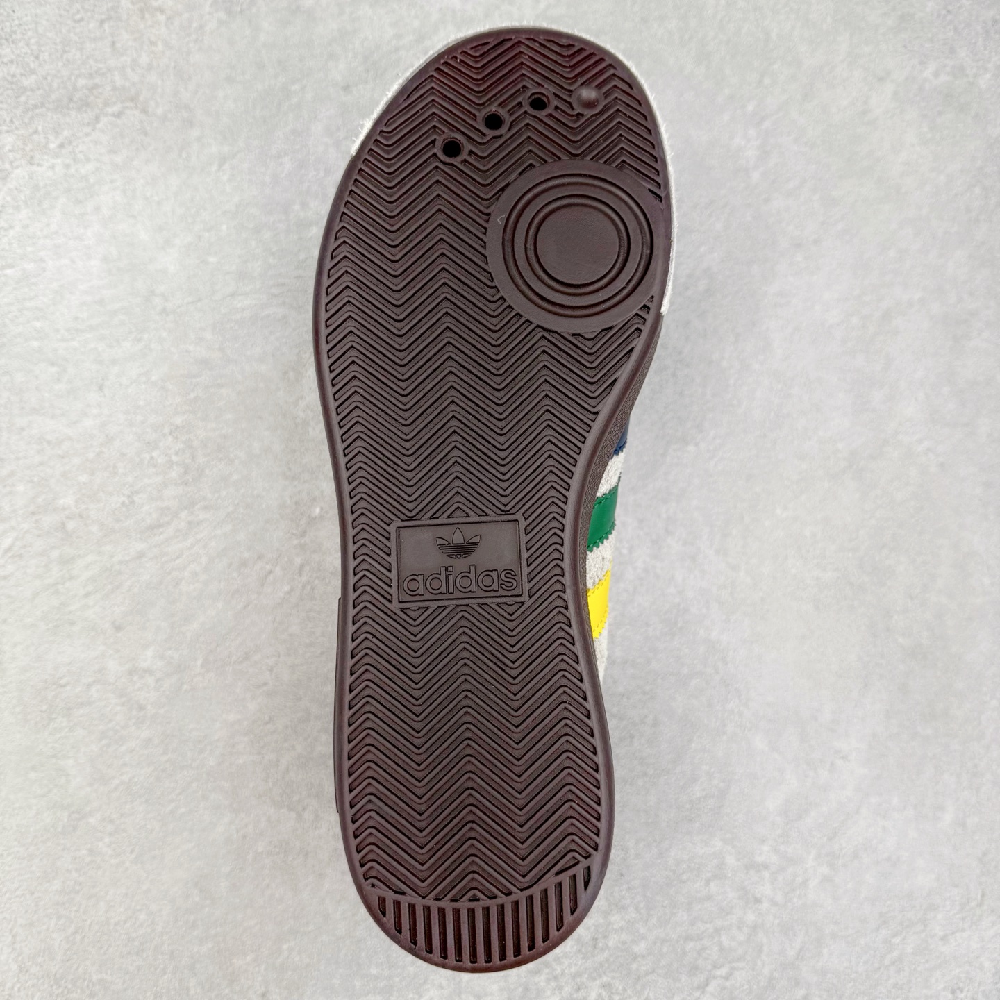 图片[9]-Brain Dead x AD originals Forest Hills 脑死亡联名时尚舒适休闲板鞋 JR7943 原楦原纸板开发 全鞋头层皮料打造 区别市面普通真标版本 鞋身侧面打孔改为Brain Dead标志性图案 后跟拼色粗糙毛绒面料 与皮革鞋面形成反差 橡胶大底提供坚实的基础 复古风拉满 实拍调校N版已经零色差零失真 百分百还原实物色彩所见即所得 不存在货不对板色差等低级问题 选购参考实物拍摄 不混卖不参货 只用心做好货严格选品 承诺混一赔十 尺码：36 36.5 37.5 38 38.5 39 40 40.5 41 42 42.5 43 44 44.5 45-选品中心