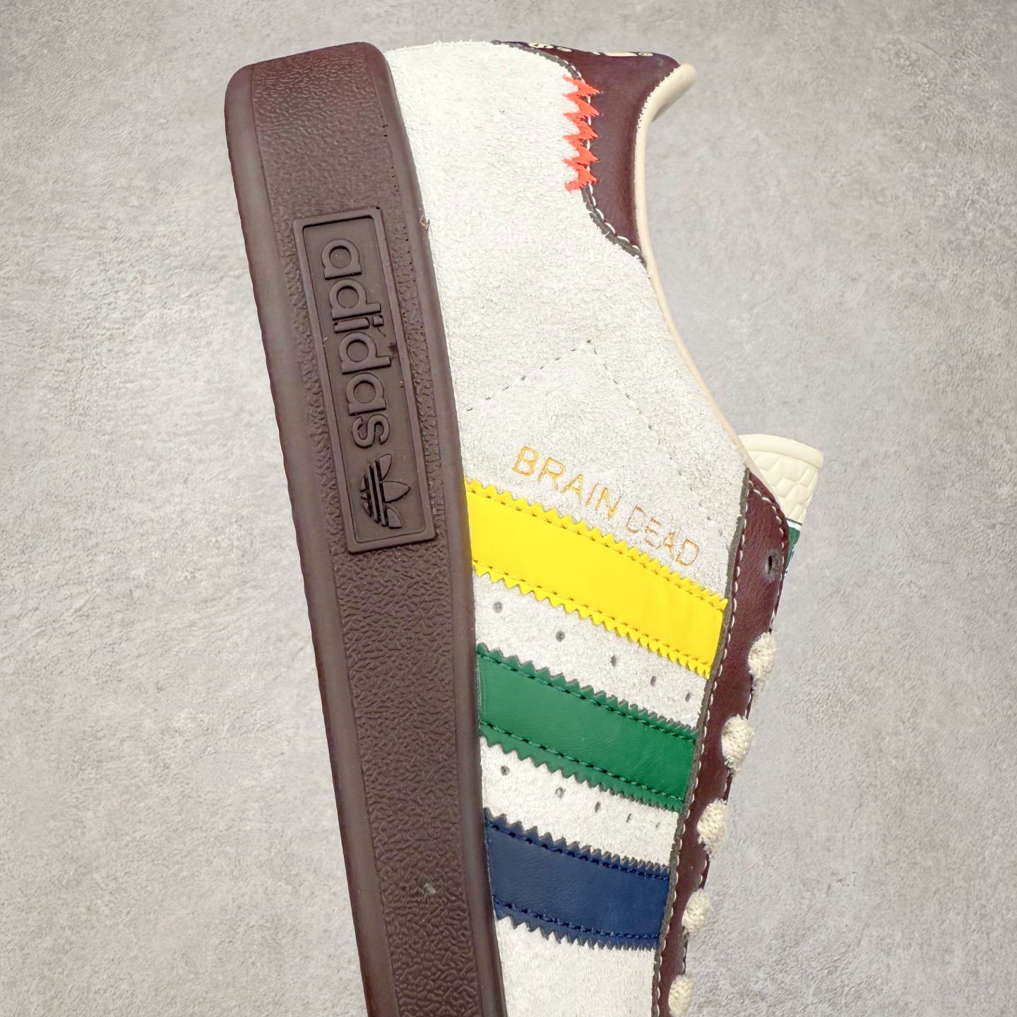 图片[6]-Brain Dead x AD originals Forest Hills 脑死亡联名时尚舒适休闲板鞋 JR7943 原楦原纸板开发 全鞋头层皮料打造 区别市面普通真标版本 鞋身侧面打孔改为Brain Dead标志性图案 后跟拼色粗糙毛绒面料 与皮革鞋面形成反差 橡胶大底提供坚实的基础 复古风拉满 实拍调校N版已经零色差零失真 百分百还原实物色彩所见即所得 不存在货不对板色差等低级问题 选购参考实物拍摄 不混卖不参货 只用心做好货严格选品 承诺混一赔十 尺码：36 36.5 37.5 38 38.5 39 40 40.5 41 42 42.5 43 44 44.5 45-选品中心