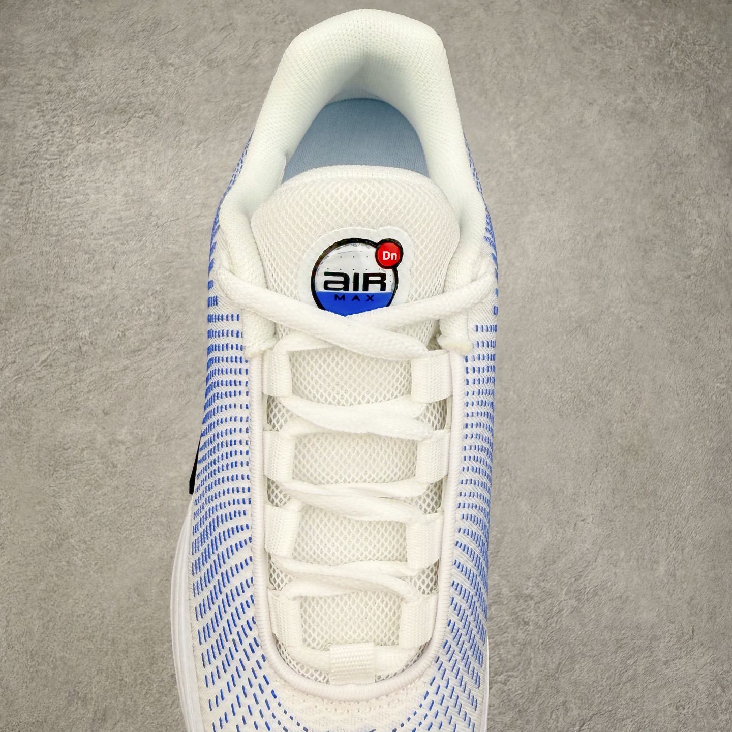 图片[5]-NK Air Max DN系列低帮豆荚型气垫百搭休闲运动慢跑鞋 DV3337-104 Air Max 科技最初于 1986 年推出，是NK的首款气垫鞋款，这个缓震技术彻底改变了人们对运动鞋的认知。在 Nike 的众多缓震科技中也有着自己绝对的地位。除了技术层面的创新，Air Max 还具有深厚的文化内涵。它所代表的青年文化、前卫风格和反叛精神，使其成为了一种时尚和潮流的象征。为了纪念这个具有里程碑意义的技术，Nike 在每年的 3 月 26 日定为「Air Max Day」。近日，Nike 露出了一款全新的鞋型——Air Max DN。这款鞋不仅具有时尚的外观，还融合了许多经典的 Air Max 设计和元素，同时展现了一些新的创意。设计灵感源自经典 Air Max 97 和 Air Max Plus 的元素。鞋面的条纹设计和后跟的标志都在向这些经典鞋款致敬。最大亮点是 Air Max 气垫的造型，它以神似豆荚的造型呈现，分为四个分区圆形开窗，带来极高的辨识度。Air Max DN 采用了纯黑配色覆面，搭配白色虚线和紫色点缀，营造出一种低调而时尚的外观。鞋面采用织物材质打造，提供舒适的穿着体验。全新 Nike Air Max DN 除了图中的配色外，还将有荧光绿、白银、黑银、皇家蓝、酷灰、黑色等六款新配色登场。具体发售信息感兴趣的朋友可以持续关注。尺码：36 36.5 37.5 38 38.5 39 40 40.5 41 42 42.5 43 44 44.5 45-选品中心