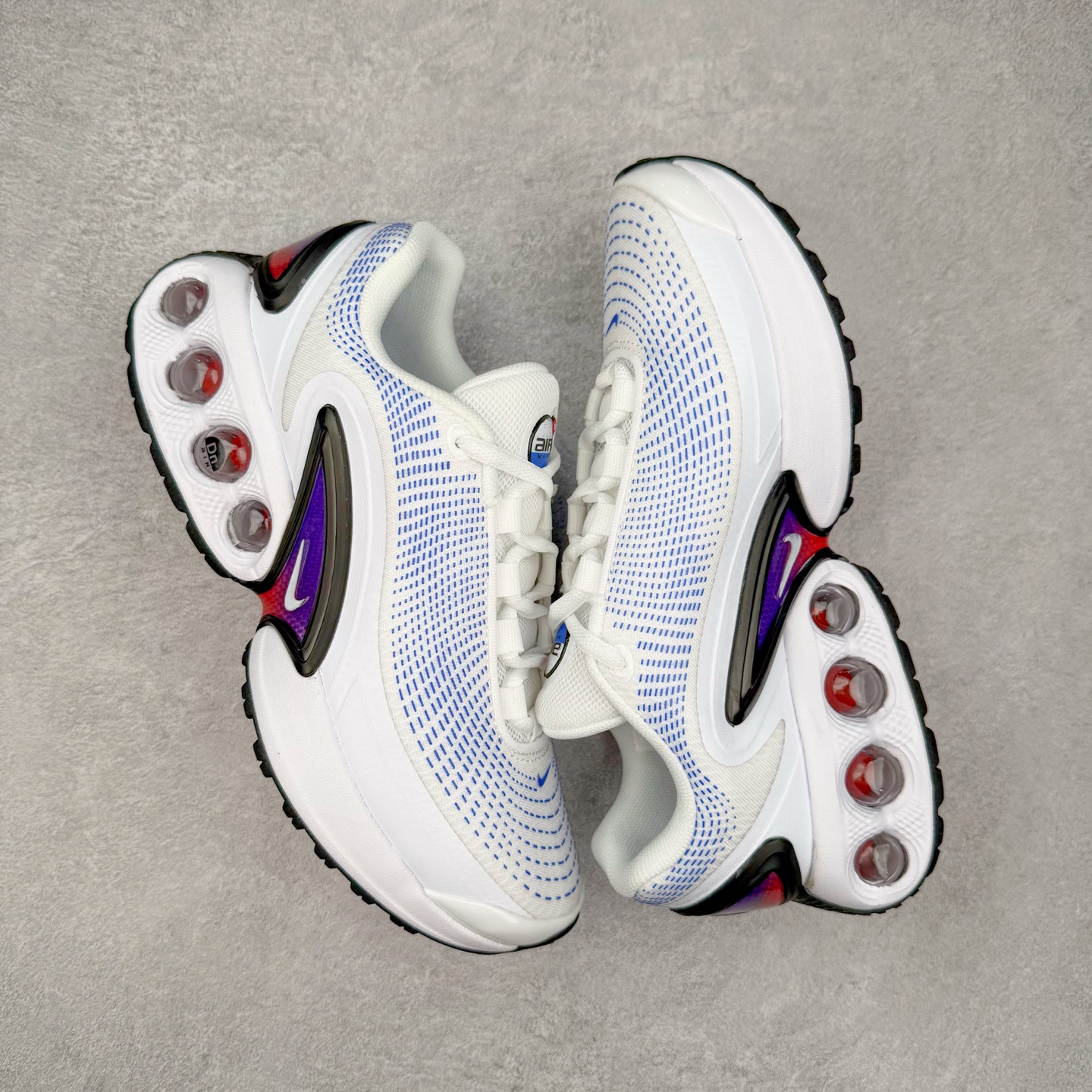 图片[3]-NK Air Max DN系列低帮豆荚型气垫百搭休闲运动慢跑鞋 DV3337-104 Air Max 科技最初于 1986 年推出，是NK的首款气垫鞋款，这个缓震技术彻底改变了人们对运动鞋的认知。在 Nike 的众多缓震科技中也有着自己绝对的地位。除了技术层面的创新，Air Max 还具有深厚的文化内涵。它所代表的青年文化、前卫风格和反叛精神，使其成为了一种时尚和潮流的象征。为了纪念这个具有里程碑意义的技术，Nike 在每年的 3 月 26 日定为「Air Max Day」。近日，Nike 露出了一款全新的鞋型——Air Max DN。这款鞋不仅具有时尚的外观，还融合了许多经典的 Air Max 设计和元素，同时展现了一些新的创意。设计灵感源自经典 Air Max 97 和 Air Max Plus 的元素。鞋面的条纹设计和后跟的标志都在向这些经典鞋款致敬。最大亮点是 Air Max 气垫的造型，它以神似豆荚的造型呈现，分为四个分区圆形开窗，带来极高的辨识度。Air Max DN 采用了纯黑配色覆面，搭配白色虚线和紫色点缀，营造出一种低调而时尚的外观。鞋面采用织物材质打造，提供舒适的穿着体验。全新 Nike Air Max DN 除了图中的配色外，还将有荧光绿、白银、黑银、皇家蓝、酷灰、黑色等六款新配色登场。具体发售信息感兴趣的朋友可以持续关注。尺码：36 36.5 37.5 38 38.5 39 40 40.5 41 42 42.5 43 44 44.5 45-选品中心