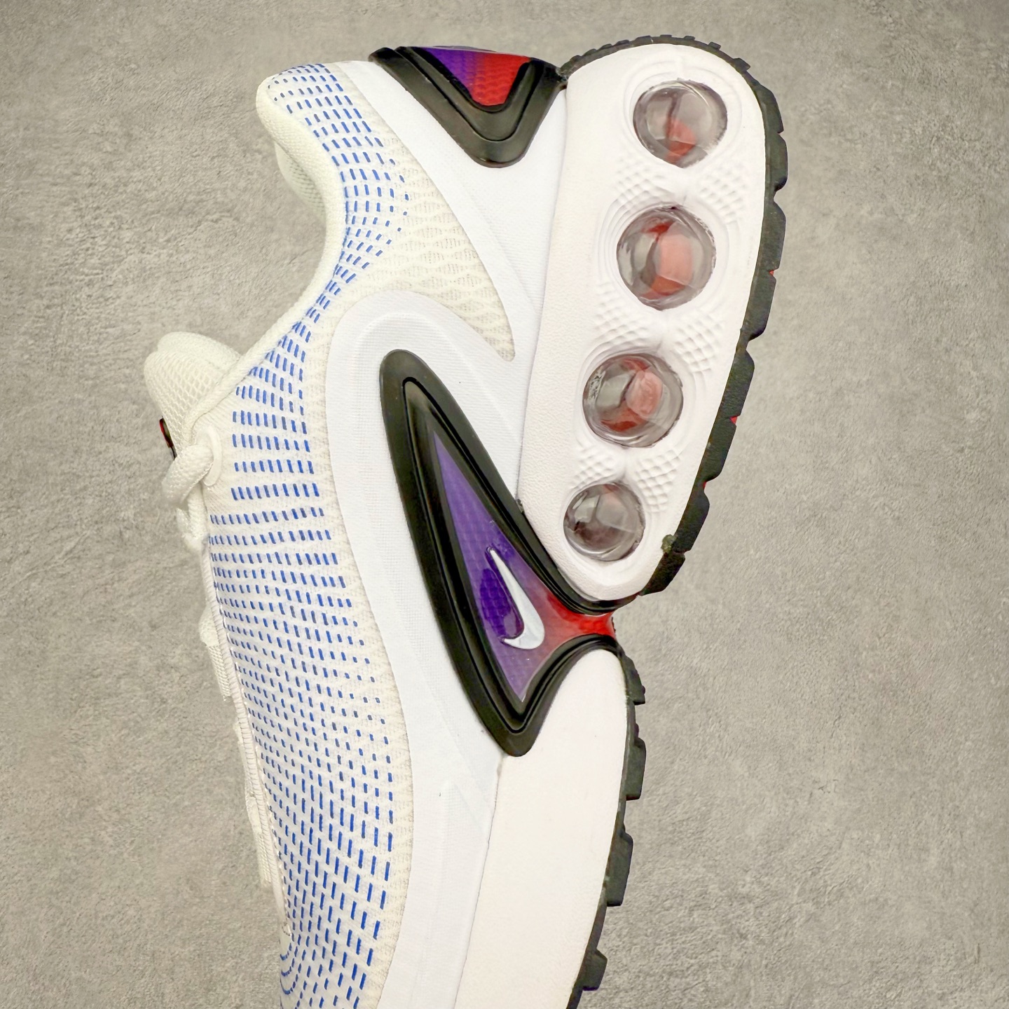 图片[7]-NK Air Max DN系列低帮豆荚型气垫百搭休闲运动慢跑鞋 DV3337-104 Air Max 科技最初于 1986 年推出，是NK的首款气垫鞋款，这个缓震技术彻底改变了人们对运动鞋的认知。在 Nike 的众多缓震科技中也有着自己绝对的地位。除了技术层面的创新，Air Max 还具有深厚的文化内涵。它所代表的青年文化、前卫风格和反叛精神，使其成为了一种时尚和潮流的象征。为了纪念这个具有里程碑意义的技术，Nike 在每年的 3 月 26 日定为「Air Max Day」。近日，Nike 露出了一款全新的鞋型——Air Max DN。这款鞋不仅具有时尚的外观，还融合了许多经典的 Air Max 设计和元素，同时展现了一些新的创意。设计灵感源自经典 Air Max 97 和 Air Max Plus 的元素。鞋面的条纹设计和后跟的标志都在向这些经典鞋款致敬。最大亮点是 Air Max 气垫的造型，它以神似豆荚的造型呈现，分为四个分区圆形开窗，带来极高的辨识度。Air Max DN 采用了纯黑配色覆面，搭配白色虚线和紫色点缀，营造出一种低调而时尚的外观。鞋面采用织物材质打造，提供舒适的穿着体验。全新 Nike Air Max DN 除了图中的配色外，还将有荧光绿、白银、黑银、皇家蓝、酷灰、黑色等六款新配色登场。具体发售信息感兴趣的朋友可以持续关注。尺码：36 36.5 37.5 38 38.5 39 40 40.5 41 42 42.5 43 44 44.5 45-选品中心