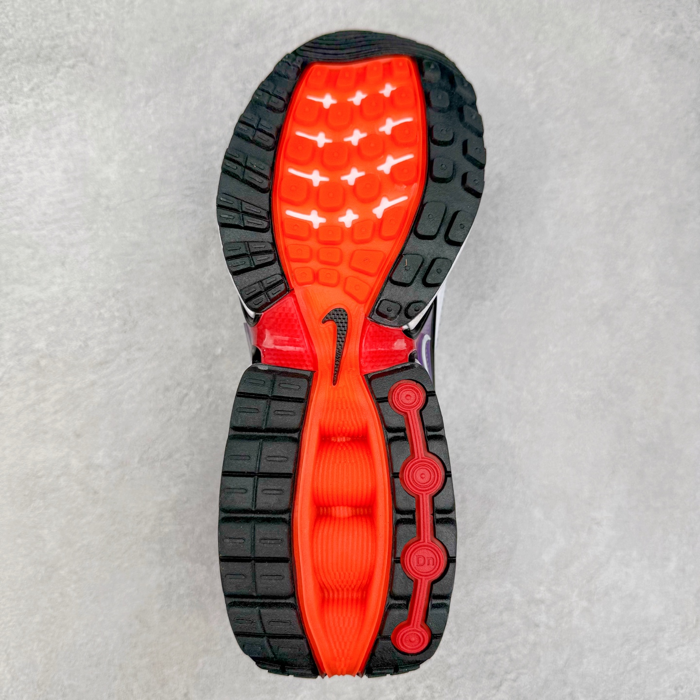 图片[9]-NK Air Max DN系列低帮豆荚型气垫百搭休闲运动慢跑鞋 DV3337-104 Air Max 科技最初于 1986 年推出，是NK的首款气垫鞋款，这个缓震技术彻底改变了人们对运动鞋的认知。在 Nike 的众多缓震科技中也有着自己绝对的地位。除了技术层面的创新，Air Max 还具有深厚的文化内涵。它所代表的青年文化、前卫风格和反叛精神，使其成为了一种时尚和潮流的象征。为了纪念这个具有里程碑意义的技术，Nike 在每年的 3 月 26 日定为「Air Max Day」。近日，Nike 露出了一款全新的鞋型——Air Max DN。这款鞋不仅具有时尚的外观，还融合了许多经典的 Air Max 设计和元素，同时展现了一些新的创意。设计灵感源自经典 Air Max 97 和 Air Max Plus 的元素。鞋面的条纹设计和后跟的标志都在向这些经典鞋款致敬。最大亮点是 Air Max 气垫的造型，它以神似豆荚的造型呈现，分为四个分区圆形开窗，带来极高的辨识度。Air Max DN 采用了纯黑配色覆面，搭配白色虚线和紫色点缀，营造出一种低调而时尚的外观。鞋面采用织物材质打造，提供舒适的穿着体验。全新 Nike Air Max DN 除了图中的配色外，还将有荧光绿、白银、黑银、皇家蓝、酷灰、黑色等六款新配色登场。具体发售信息感兴趣的朋友可以持续关注。尺码：36 36.5 37.5 38 38.5 39 40 40.5 41 42 42.5 43 44 44.5 45-选品中心