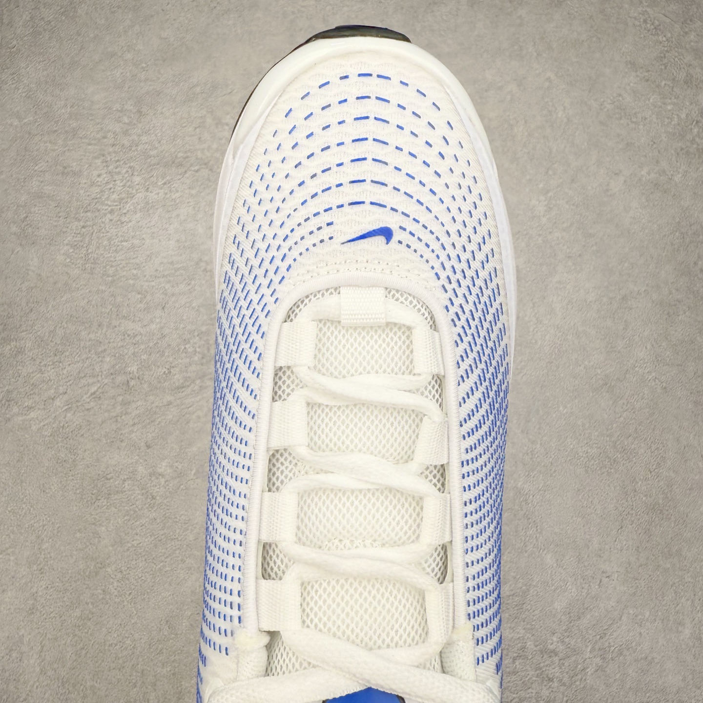 图片[4]-NK Air Max DN系列低帮豆荚型气垫百搭休闲运动慢跑鞋 DV3337-104 Air Max 科技最初于 1986 年推出，是NK的首款气垫鞋款，这个缓震技术彻底改变了人们对运动鞋的认知。在 Nike 的众多缓震科技中也有着自己绝对的地位。除了技术层面的创新，Air Max 还具有深厚的文化内涵。它所代表的青年文化、前卫风格和反叛精神，使其成为了一种时尚和潮流的象征。为了纪念这个具有里程碑意义的技术，Nike 在每年的 3 月 26 日定为「Air Max Day」。近日，Nike 露出了一款全新的鞋型——Air Max DN。这款鞋不仅具有时尚的外观，还融合了许多经典的 Air Max 设计和元素，同时展现了一些新的创意。设计灵感源自经典 Air Max 97 和 Air Max Plus 的元素。鞋面的条纹设计和后跟的标志都在向这些经典鞋款致敬。最大亮点是 Air Max 气垫的造型，它以神似豆荚的造型呈现，分为四个分区圆形开窗，带来极高的辨识度。Air Max DN 采用了纯黑配色覆面，搭配白色虚线和紫色点缀，营造出一种低调而时尚的外观。鞋面采用织物材质打造，提供舒适的穿着体验。全新 Nike Air Max DN 除了图中的配色外，还将有荧光绿、白银、黑银、皇家蓝、酷灰、黑色等六款新配色登场。具体发售信息感兴趣的朋友可以持续关注。尺码：36 36.5 37.5 38 38.5 39 40 40.5 41 42 42.5 43 44 44.5 45-选品中心