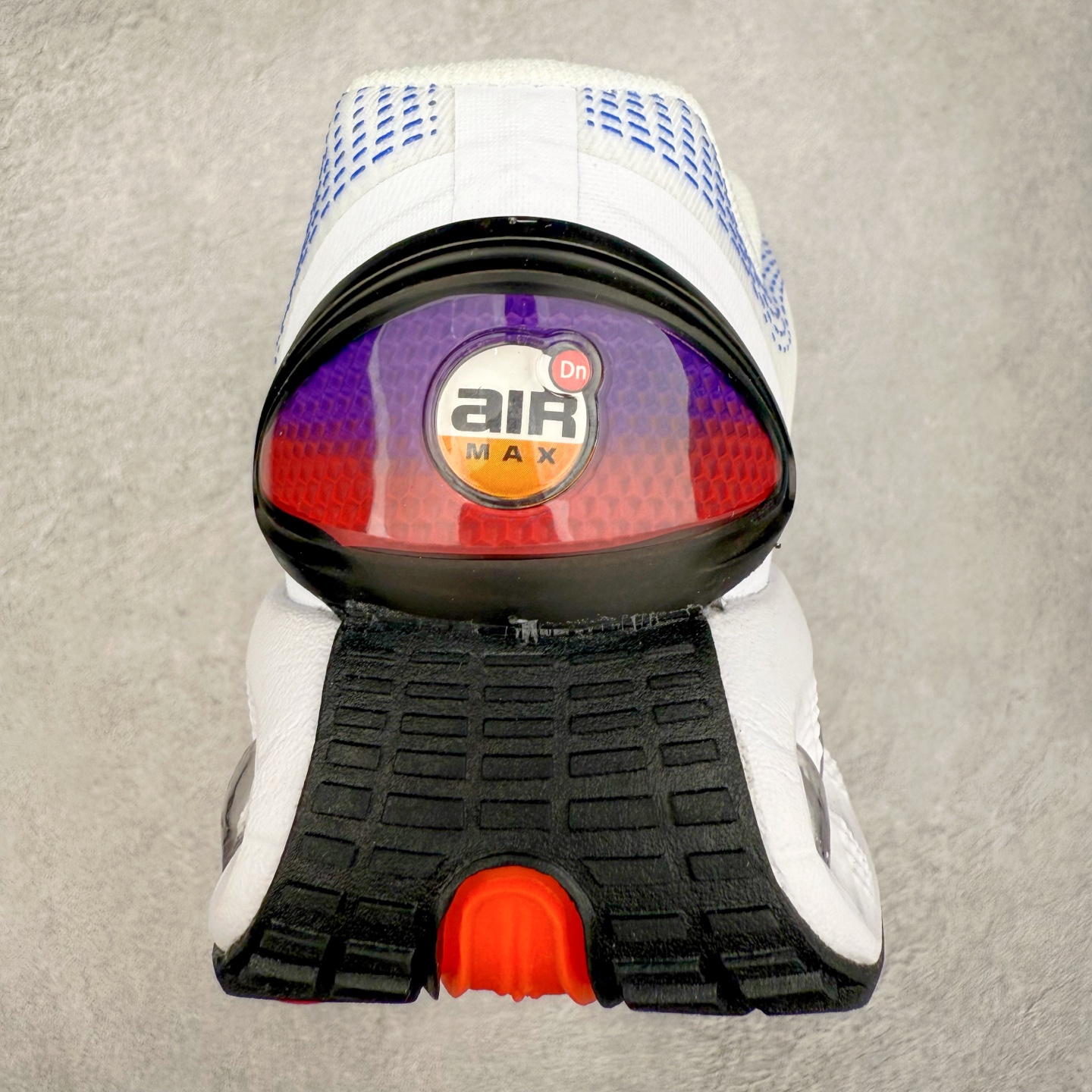 图片[8]-NK Air Max DN系列低帮豆荚型气垫百搭休闲运动慢跑鞋 DV3337-104 Air Max 科技最初于 1986 年推出，是NK的首款气垫鞋款，这个缓震技术彻底改变了人们对运动鞋的认知。在 Nike 的众多缓震科技中也有着自己绝对的地位。除了技术层面的创新，Air Max 还具有深厚的文化内涵。它所代表的青年文化、前卫风格和反叛精神，使其成为了一种时尚和潮流的象征。为了纪念这个具有里程碑意义的技术，Nike 在每年的 3 月 26 日定为「Air Max Day」。近日，Nike 露出了一款全新的鞋型——Air Max DN。这款鞋不仅具有时尚的外观，还融合了许多经典的 Air Max 设计和元素，同时展现了一些新的创意。设计灵感源自经典 Air Max 97 和 Air Max Plus 的元素。鞋面的条纹设计和后跟的标志都在向这些经典鞋款致敬。最大亮点是 Air Max 气垫的造型，它以神似豆荚的造型呈现，分为四个分区圆形开窗，带来极高的辨识度。Air Max DN 采用了纯黑配色覆面，搭配白色虚线和紫色点缀，营造出一种低调而时尚的外观。鞋面采用织物材质打造，提供舒适的穿着体验。全新 Nike Air Max DN 除了图中的配色外，还将有荧光绿、白银、黑银、皇家蓝、酷灰、黑色等六款新配色登场。具体发售信息感兴趣的朋友可以持续关注。尺码：36 36.5 37.5 38 38.5 39 40 40.5 41 42 42.5 43 44 44.5 45-选品中心