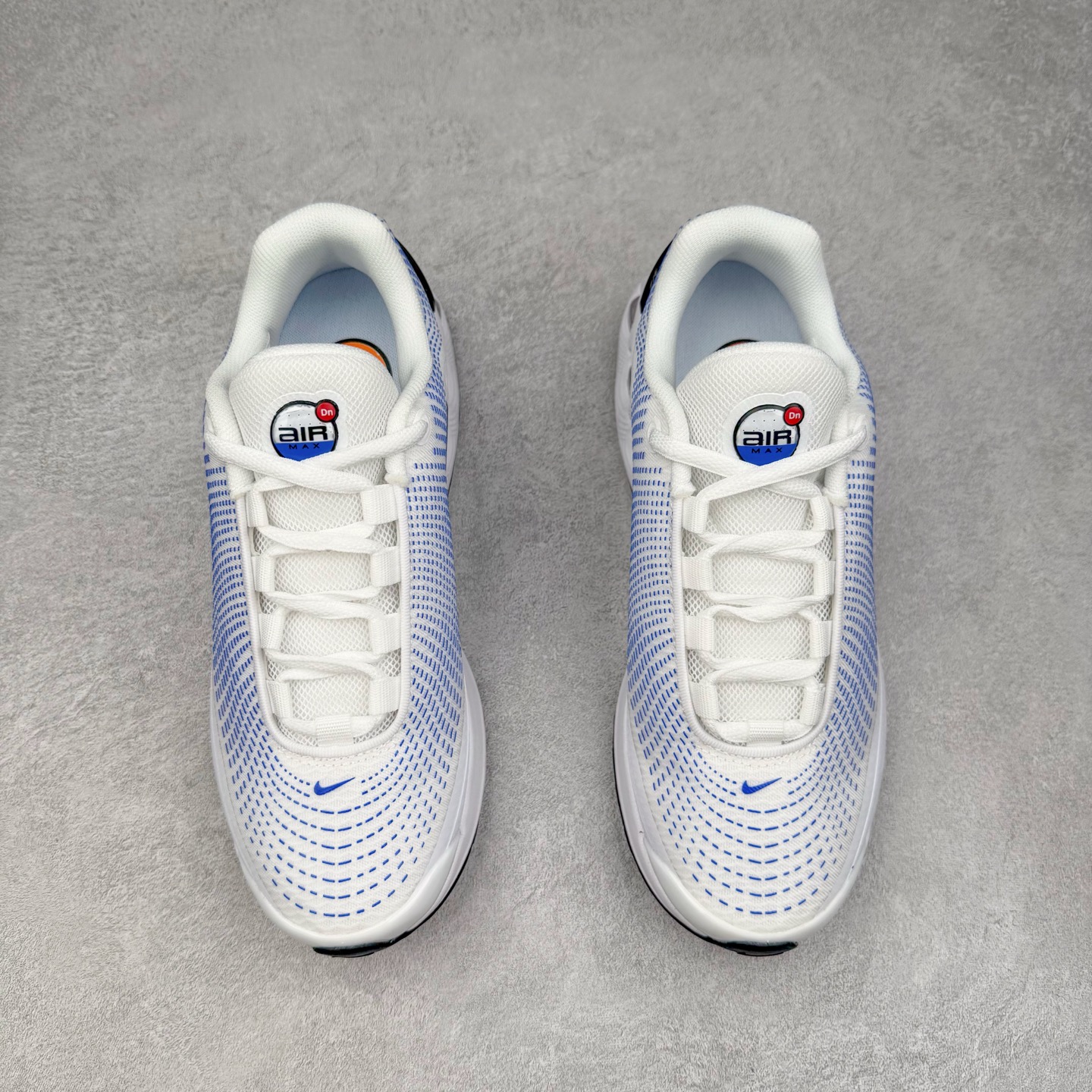 图片[2]-NK Air Max DN系列低帮豆荚型气垫百搭休闲运动慢跑鞋 DV3337-104 Air Max 科技最初于 1986 年推出，是NK的首款气垫鞋款，这个缓震技术彻底改变了人们对运动鞋的认知。在 Nike 的众多缓震科技中也有着自己绝对的地位。除了技术层面的创新，Air Max 还具有深厚的文化内涵。它所代表的青年文化、前卫风格和反叛精神，使其成为了一种时尚和潮流的象征。为了纪念这个具有里程碑意义的技术，Nike 在每年的 3 月 26 日定为「Air Max Day」。近日，Nike 露出了一款全新的鞋型——Air Max DN。这款鞋不仅具有时尚的外观，还融合了许多经典的 Air Max 设计和元素，同时展现了一些新的创意。设计灵感源自经典 Air Max 97 和 Air Max Plus 的元素。鞋面的条纹设计和后跟的标志都在向这些经典鞋款致敬。最大亮点是 Air Max 气垫的造型，它以神似豆荚的造型呈现，分为四个分区圆形开窗，带来极高的辨识度。Air Max DN 采用了纯黑配色覆面，搭配白色虚线和紫色点缀，营造出一种低调而时尚的外观。鞋面采用织物材质打造，提供舒适的穿着体验。全新 Nike Air Max DN 除了图中的配色外，还将有荧光绿、白银、黑银、皇家蓝、酷灰、黑色等六款新配色登场。具体发售信息感兴趣的朋友可以持续关注。尺码：36 36.5 37.5 38 38.5 39 40 40.5 41 42 42.5 43 44 44.5 45-选品中心