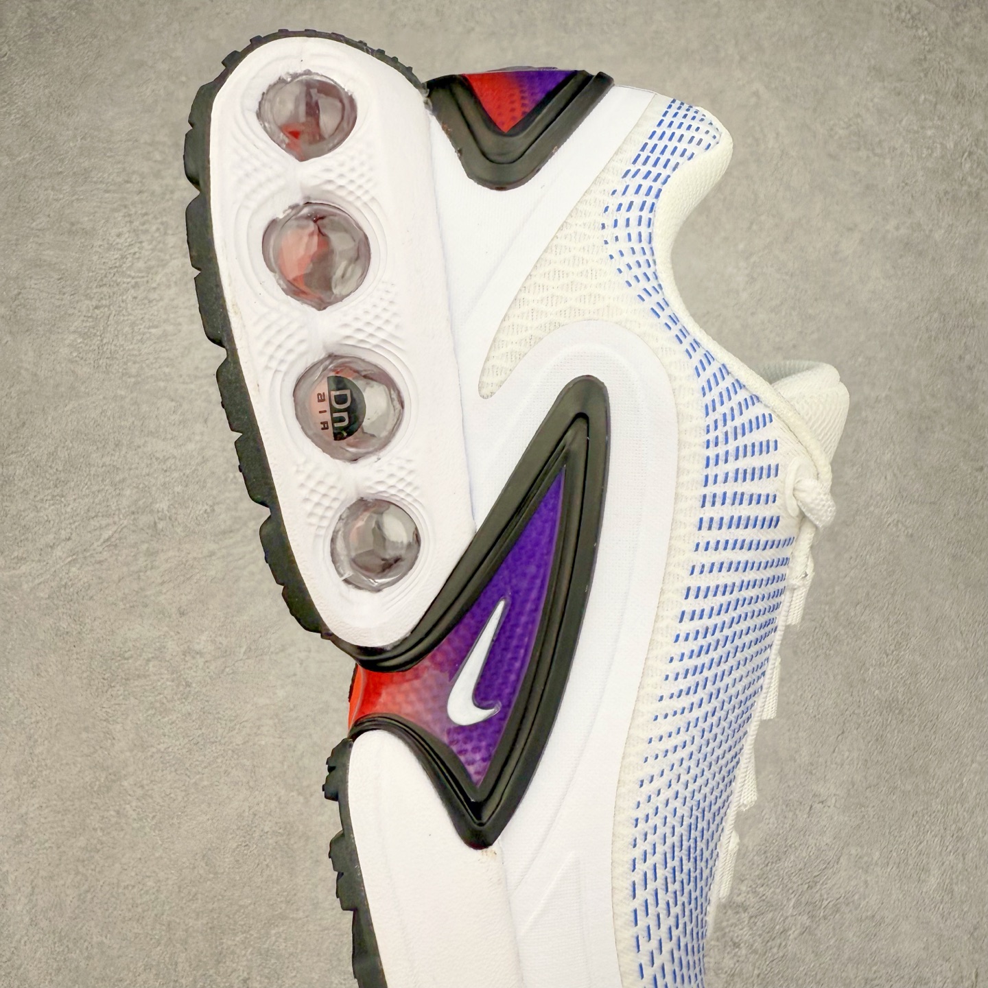 图片[6]-NK Air Max DN系列低帮豆荚型气垫百搭休闲运动慢跑鞋 DV3337-104 Air Max 科技最初于 1986 年推出，是NK的首款气垫鞋款，这个缓震技术彻底改变了人们对运动鞋的认知。在 Nike 的众多缓震科技中也有着自己绝对的地位。除了技术层面的创新，Air Max 还具有深厚的文化内涵。它所代表的青年文化、前卫风格和反叛精神，使其成为了一种时尚和潮流的象征。为了纪念这个具有里程碑意义的技术，Nike 在每年的 3 月 26 日定为「Air Max Day」。近日，Nike 露出了一款全新的鞋型——Air Max DN。这款鞋不仅具有时尚的外观，还融合了许多经典的 Air Max 设计和元素，同时展现了一些新的创意。设计灵感源自经典 Air Max 97 和 Air Max Plus 的元素。鞋面的条纹设计和后跟的标志都在向这些经典鞋款致敬。最大亮点是 Air Max 气垫的造型，它以神似豆荚的造型呈现，分为四个分区圆形开窗，带来极高的辨识度。Air Max DN 采用了纯黑配色覆面，搭配白色虚线和紫色点缀，营造出一种低调而时尚的外观。鞋面采用织物材质打造，提供舒适的穿着体验。全新 Nike Air Max DN 除了图中的配色外，还将有荧光绿、白银、黑银、皇家蓝、酷灰、黑色等六款新配色登场。具体发售信息感兴趣的朋友可以持续关注。尺码：36 36.5 37.5 38 38.5 39 40 40.5 41 42 42.5 43 44 44.5 45-选品中心