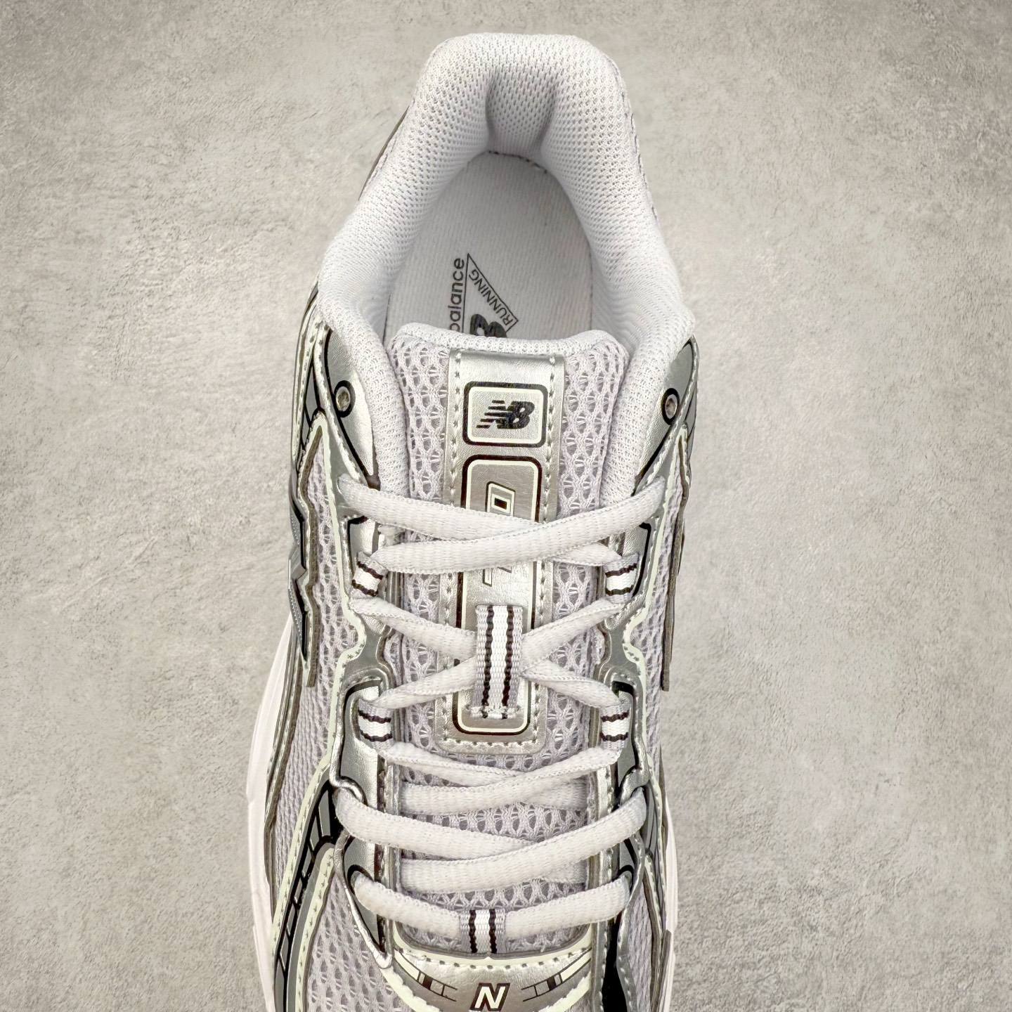 图片[5]-＃DT纯原 New Balance MR740 NB新百伦系列复古老爹风休闲运动慢跑鞋 采用轻质牛剖革拼接透气网眼衬垫织物鞋面材质 T-Beam大底提供足步弓支撑 保持步态稳定#后跟搭载外露缓震胶 鞋身整体以各种深浅不一的灰色覆盖 鞋头以淡蓝色调装饰，网眼衬垫通过不规律的色块实现做旧的美感 泛黄的鞋底更是进一步增添了复古气息 尺码：36 37 37.5 38 38.5 39.5 40 40.5 41.5 42 42.5 43 44 44.5 45-选品中心