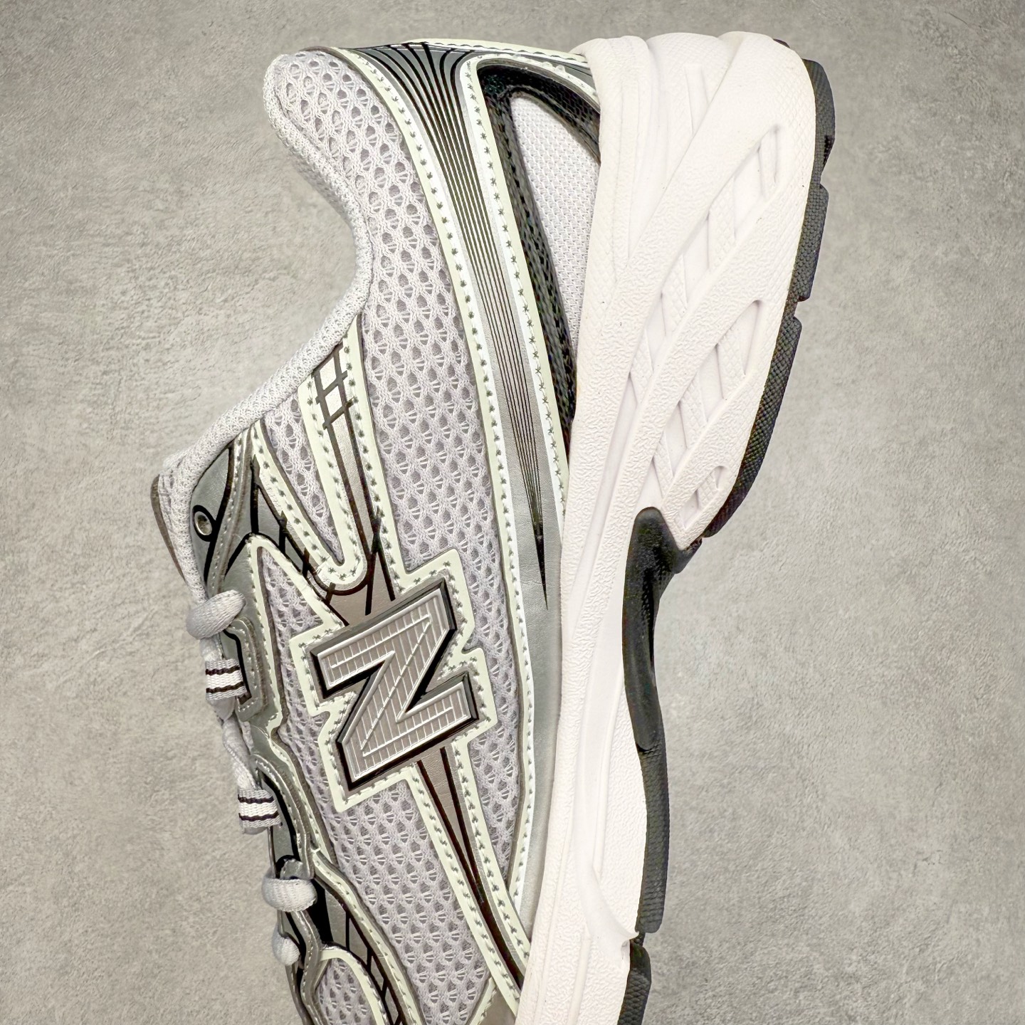 图片[7]-＃DT纯原 New Balance MR740 NB新百伦系列复古老爹风休闲运动慢跑鞋 采用轻质牛剖革拼接透气网眼衬垫织物鞋面材质 T-Beam大底提供足步弓支撑 保持步态稳定#后跟搭载外露缓震胶 鞋身整体以各种深浅不一的灰色覆盖 鞋头以淡蓝色调装饰，网眼衬垫通过不规律的色块实现做旧的美感 泛黄的鞋底更是进一步增添了复古气息 尺码：36 37 37.5 38 38.5 39.5 40 40.5 41.5 42 42.5 43 44 44.5 45-选品中心