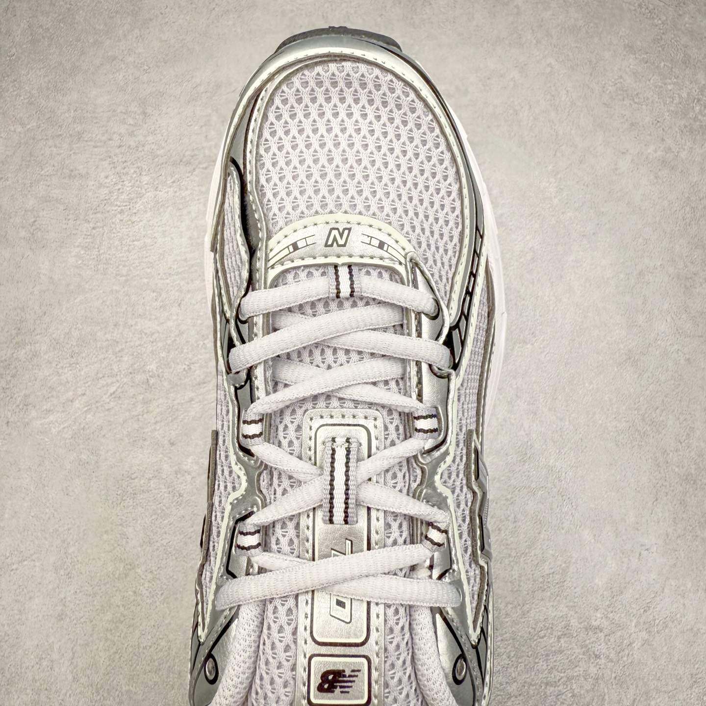 图片[4]-＃DT纯原 New Balance MR740 NB新百伦系列复古老爹风休闲运动慢跑鞋 采用轻质牛剖革拼接透气网眼衬垫织物鞋面材质 T-Beam大底提供足步弓支撑 保持步态稳定#后跟搭载外露缓震胶 鞋身整体以各种深浅不一的灰色覆盖 鞋头以淡蓝色调装饰，网眼衬垫通过不规律的色块实现做旧的美感 泛黄的鞋底更是进一步增添了复古气息 尺码：36 37 37.5 38 38.5 39.5 40 40.5 41.5 42 42.5 43 44 44.5 45-选品中心