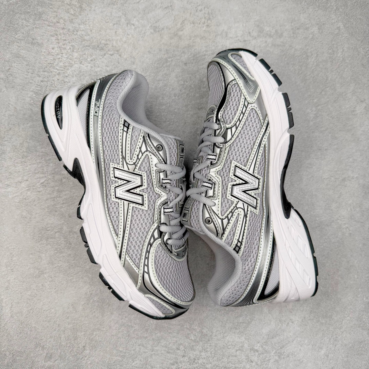 图片[3]-＃DT纯原 New Balance MR740 NB新百伦系列复古老爹风休闲运动慢跑鞋 采用轻质牛剖革拼接透气网眼衬垫织物鞋面材质 T-Beam大底提供足步弓支撑 保持步态稳定#后跟搭载外露缓震胶 鞋身整体以各种深浅不一的灰色覆盖 鞋头以淡蓝色调装饰，网眼衬垫通过不规律的色块实现做旧的美感 泛黄的鞋底更是进一步增添了复古气息 尺码：36 37 37.5 38 38.5 39.5 40 40.5 41.5 42 42.5 43 44 44.5 45-选品中心