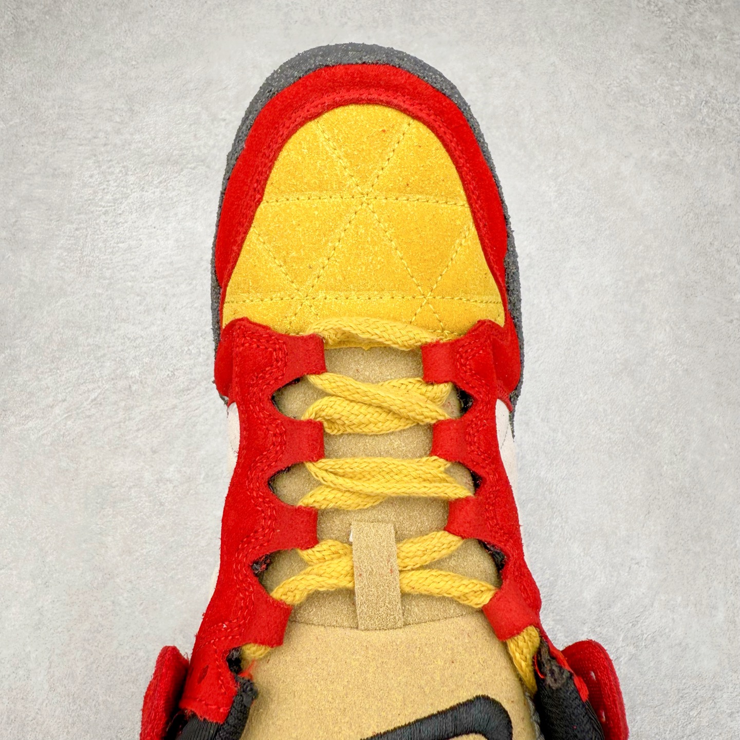 图片[4]-CPFM x NK Dunk Low 联名工地鞋 货号：DM0430 盗以低帮的 Dunk Low 鞋款为蓝本 从材质选用到细节设计 都将「搞怪」风格发挥得淋漓尽致 这双 CPFM x Dunk Low 重制了鞋底和鞋面 并且采用了不对称设计 左鞋外侧呈现白色的 Swoosh 右鞋外侧则简化掉了钩子 以一个阴阳太极标志呈现 中底有泥浆效果 仿佛是穿着这双鞋一脚踏进了泥潭 整体颇具工装色调风格 不看鞋底 还真不太容易看出是一双 Dunk 鞋型 CPFM x NK联名从来都将个性指数拉满 虽然穿搭驾驭存在一定的难度 但也颇受个性潮人玩家的青睐 尺码 36-45-选品中心