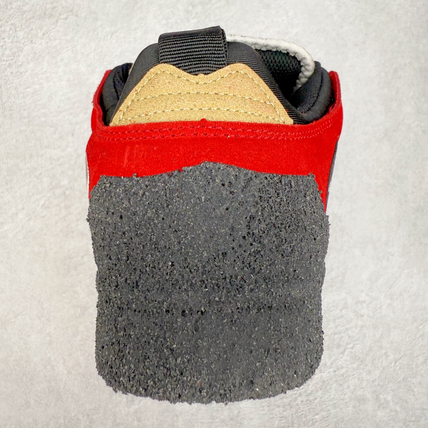 图片[8]-CPFM x NK Dunk Low 联名工地鞋 货号：DM0430 盗以低帮的 Dunk Low 鞋款为蓝本 从材质选用到细节设计 都将「搞怪」风格发挥得淋漓尽致 这双 CPFM x Dunk Low 重制了鞋底和鞋面 并且采用了不对称设计 左鞋外侧呈现白色的 Swoosh 右鞋外侧则简化掉了钩子 以一个阴阳太极标志呈现 中底有泥浆效果 仿佛是穿着这双鞋一脚踏进了泥潭 整体颇具工装色调风格 不看鞋底 还真不太容易看出是一双 Dunk 鞋型 CPFM x NK联名从来都将个性指数拉满 虽然穿搭驾驭存在一定的难度 但也颇受个性潮人玩家的青睐 尺码 36-45-选品中心