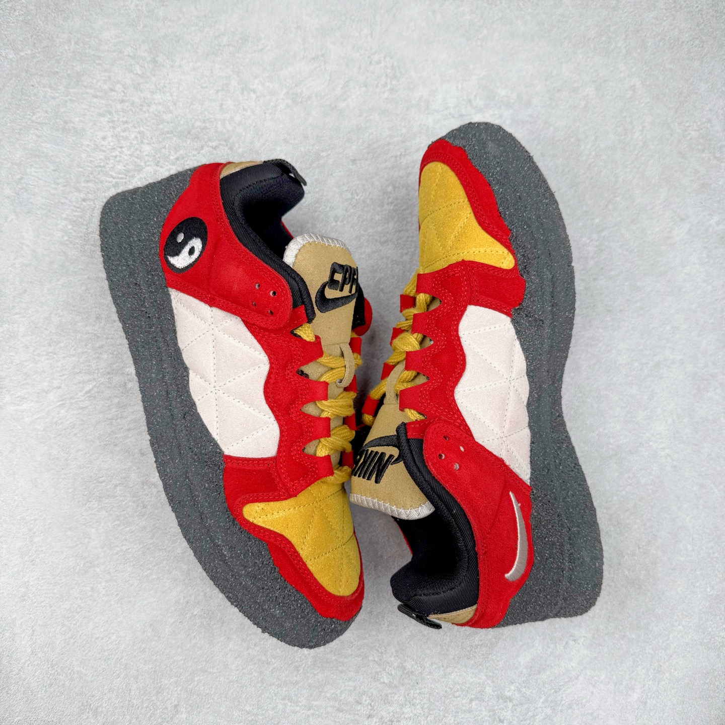 图片[3]-CPFM x NK Dunk Low 联名工地鞋 货号：DM0430 盗以低帮的 Dunk Low 鞋款为蓝本 从材质选用到细节设计 都将「搞怪」风格发挥得淋漓尽致 这双 CPFM x Dunk Low 重制了鞋底和鞋面 并且采用了不对称设计 左鞋外侧呈现白色的 Swoosh 右鞋外侧则简化掉了钩子 以一个阴阳太极标志呈现 中底有泥浆效果 仿佛是穿着这双鞋一脚踏进了泥潭 整体颇具工装色调风格 不看鞋底 还真不太容易看出是一双 Dunk 鞋型 CPFM x NK联名从来都将个性指数拉满 虽然穿搭驾驭存在一定的难度 但也颇受个性潮人玩家的青睐 尺码 36-45-选品中心