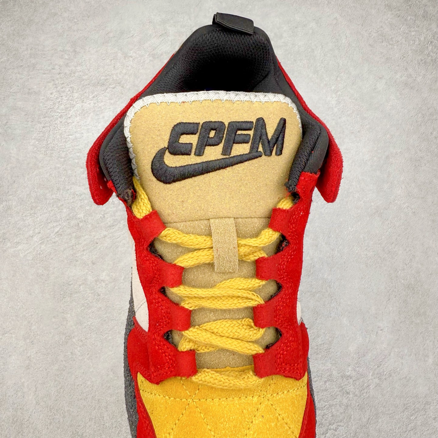 图片[5]-CPFM x NK Dunk Low 联名工地鞋 货号：DM0430 盗以低帮的 Dunk Low 鞋款为蓝本 从材质选用到细节设计 都将「搞怪」风格发挥得淋漓尽致 这双 CPFM x Dunk Low 重制了鞋底和鞋面 并且采用了不对称设计 左鞋外侧呈现白色的 Swoosh 右鞋外侧则简化掉了钩子 以一个阴阳太极标志呈现 中底有泥浆效果 仿佛是穿着这双鞋一脚踏进了泥潭 整体颇具工装色调风格 不看鞋底 还真不太容易看出是一双 Dunk 鞋型 CPFM x NK联名从来都将个性指数拉满 虽然穿搭驾驭存在一定的难度 但也颇受个性潮人玩家的青睐 尺码 36-45-选品中心