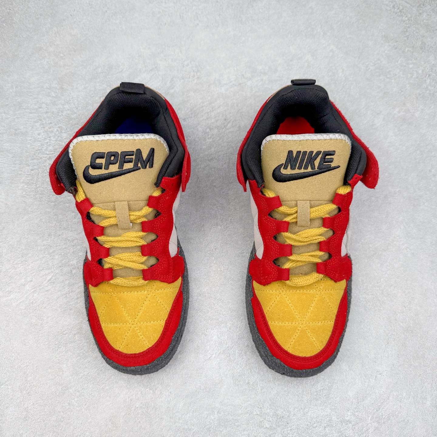 图片[2]-CPFM x NK Dunk Low 联名工地鞋 货号：DM0430 盗以低帮的 Dunk Low 鞋款为蓝本 从材质选用到细节设计 都将「搞怪」风格发挥得淋漓尽致 这双 CPFM x Dunk Low 重制了鞋底和鞋面 并且采用了不对称设计 左鞋外侧呈现白色的 Swoosh 右鞋外侧则简化掉了钩子 以一个阴阳太极标志呈现 中底有泥浆效果 仿佛是穿着这双鞋一脚踏进了泥潭 整体颇具工装色调风格 不看鞋底 还真不太容易看出是一双 Dunk 鞋型 CPFM x NK联名从来都将个性指数拉满 虽然穿搭驾驭存在一定的难度 但也颇受个性潮人玩家的青睐 尺码 36-45-选品中心