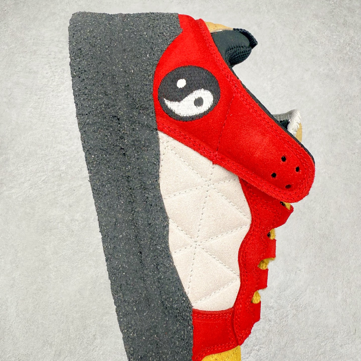 图片[6]-CPFM x NK Dunk Low 联名工地鞋 货号：DM0430 盗以低帮的 Dunk Low 鞋款为蓝本 从材质选用到细节设计 都将「搞怪」风格发挥得淋漓尽致 这双 CPFM x Dunk Low 重制了鞋底和鞋面 并且采用了不对称设计 左鞋外侧呈现白色的 Swoosh 右鞋外侧则简化掉了钩子 以一个阴阳太极标志呈现 中底有泥浆效果 仿佛是穿着这双鞋一脚踏进了泥潭 整体颇具工装色调风格 不看鞋底 还真不太容易看出是一双 Dunk 鞋型 CPFM x NK联名从来都将个性指数拉满 虽然穿搭驾驭存在一定的难度 但也颇受个性潮人玩家的青睐 尺码 36-45-选品中心