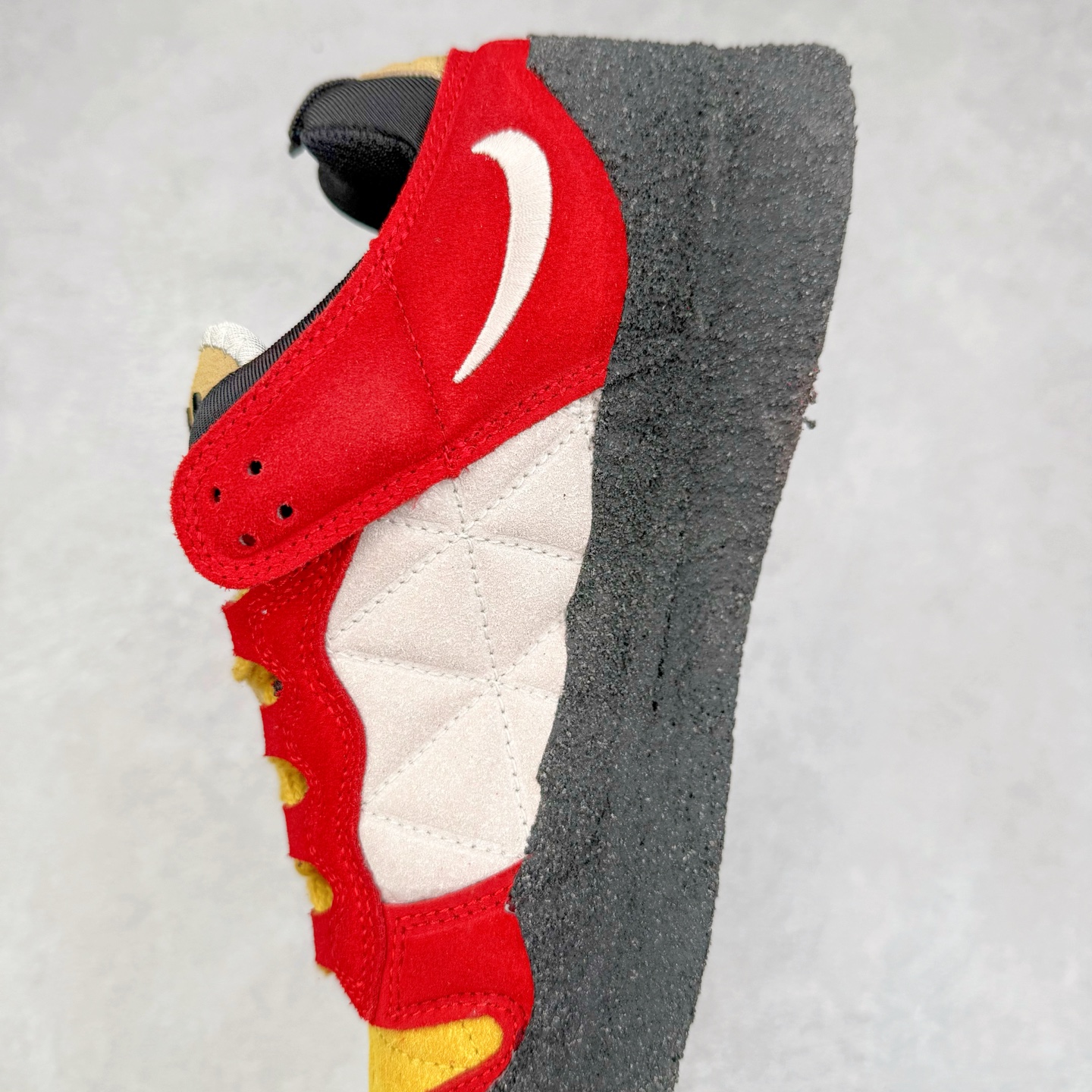 图片[7]-CPFM x NK Dunk Low 联名工地鞋 货号：DM0430 盗以低帮的 Dunk Low 鞋款为蓝本 从材质选用到细节设计 都将「搞怪」风格发挥得淋漓尽致 这双 CPFM x Dunk Low 重制了鞋底和鞋面 并且采用了不对称设计 左鞋外侧呈现白色的 Swoosh 右鞋外侧则简化掉了钩子 以一个阴阳太极标志呈现 中底有泥浆效果 仿佛是穿着这双鞋一脚踏进了泥潭 整体颇具工装色调风格 不看鞋底 还真不太容易看出是一双 Dunk 鞋型 CPFM x NK联名从来都将个性指数拉满 虽然穿搭驾驭存在一定的难度 但也颇受个性潮人玩家的青睐 尺码 36-45-选品中心