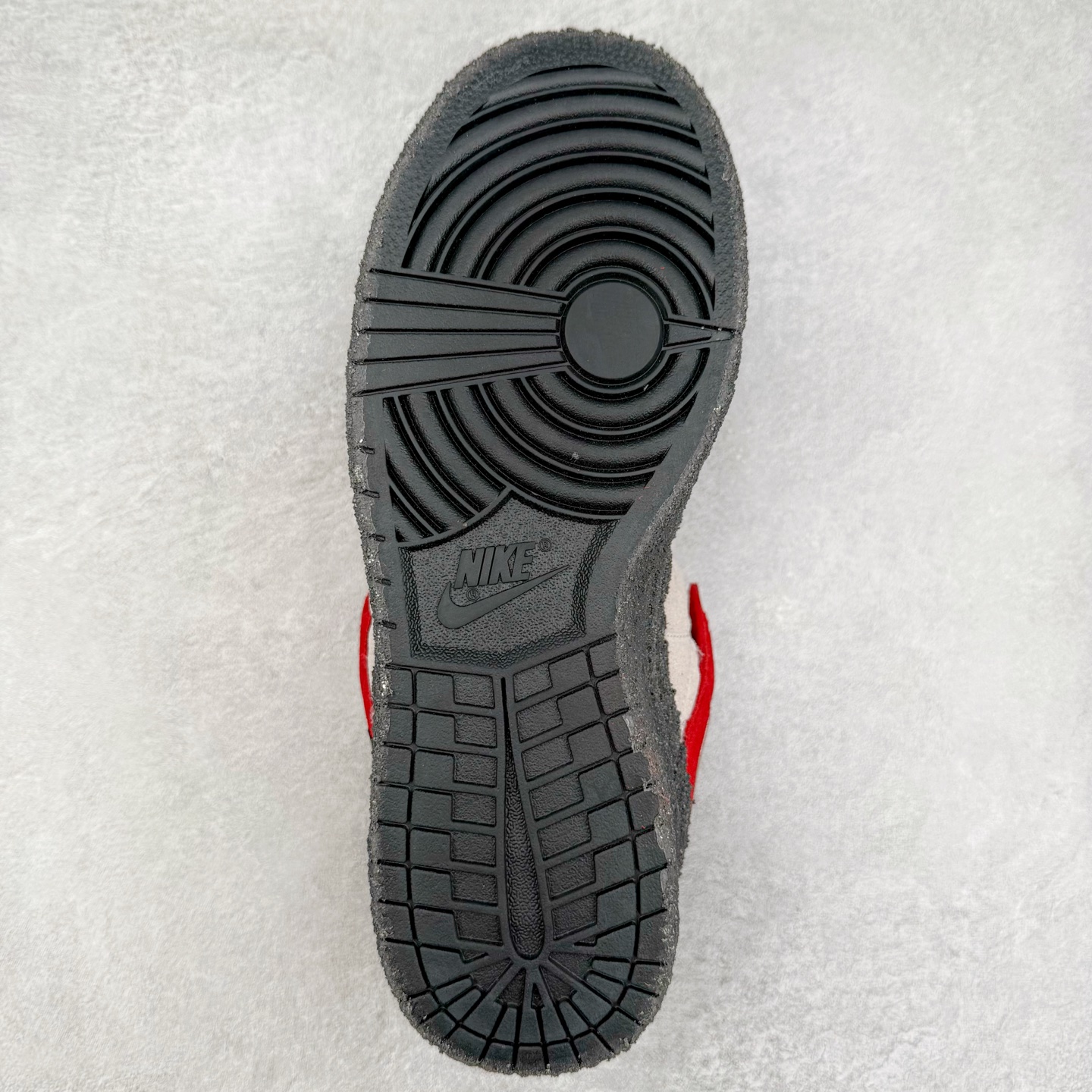 图片[9]-CPFM x NK Dunk Low 联名工地鞋 货号：DM0430 盗以低帮的 Dunk Low 鞋款为蓝本 从材质选用到细节设计 都将「搞怪」风格发挥得淋漓尽致 这双 CPFM x Dunk Low 重制了鞋底和鞋面 并且采用了不对称设计 左鞋外侧呈现白色的 Swoosh 右鞋外侧则简化掉了钩子 以一个阴阳太极标志呈现 中底有泥浆效果 仿佛是穿着这双鞋一脚踏进了泥潭 整体颇具工装色调风格 不看鞋底 还真不太容易看出是一双 Dunk 鞋型 CPFM x NK联名从来都将个性指数拉满 虽然穿搭驾驭存在一定的难度 但也颇受个性潮人玩家的青睐 尺码 36-45-选品中心