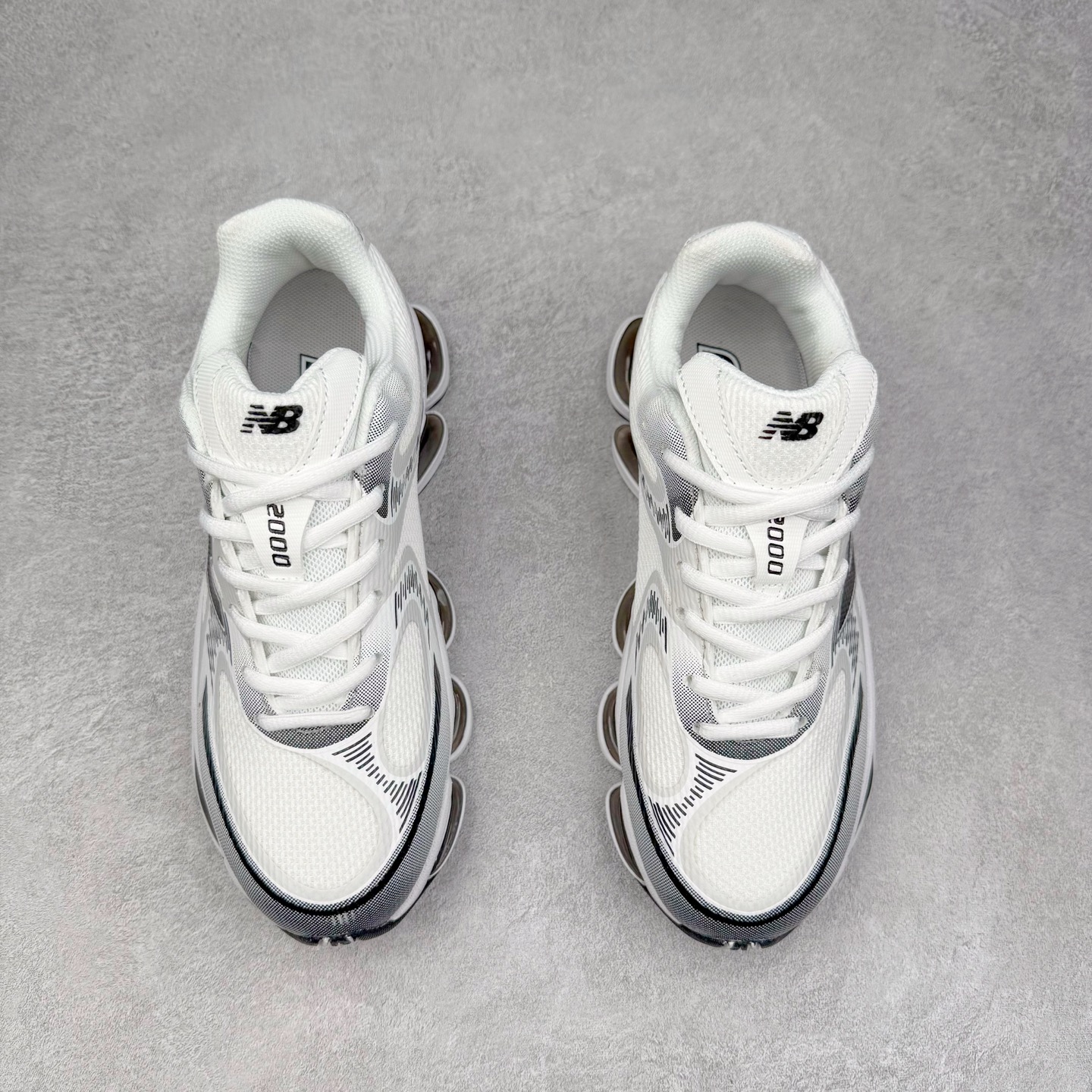 图片[2]-New Balance NB2000 舒适百搭防滑耐磨低帮 休闲跑步鞋 New Balance 在近两年的球鞋市场屡出奇招，在经典鞋型保持进一步增长的同时，推出的每一款新鞋型也都有傲人的战绩。在 327、9060 等鞋型获得成功之后，今天 New Balance 家族又迎来了新鲜血液的注入。这双 New Balance 2000 依然是融合了新旧元素的跑鞋造型，命名为 2000，或许是它的设计理念有着 Y2K 的血统。最大的亮点，在于这双鞋的中底。外侧以五个 ABZORB 单元，带来极具辨识度和冲击力的视觉效果，让这双鞋在外观和脚感方面都颇具吸引力。尺码：36 37 37.5 38 38.5 39 40 40.5 41 42 42.5 43 44 45 46-选品中心