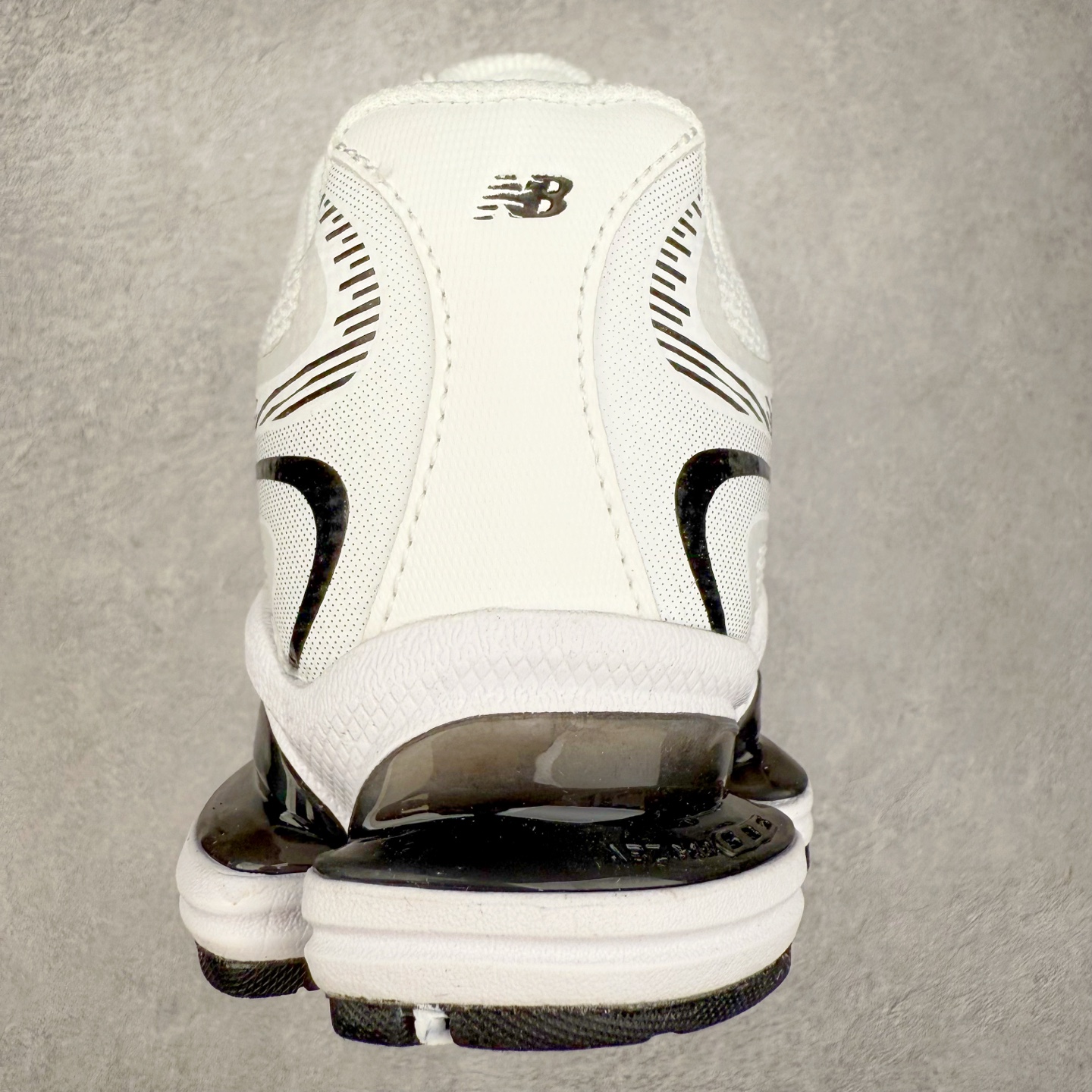 图片[8]-New Balance NB2000 舒适百搭防滑耐磨低帮 休闲跑步鞋 New Balance 在近两年的球鞋市场屡出奇招，在经典鞋型保持进一步增长的同时，推出的每一款新鞋型也都有傲人的战绩。在 327、9060 等鞋型获得成功之后，今天 New Balance 家族又迎来了新鲜血液的注入。这双 New Balance 2000 依然是融合了新旧元素的跑鞋造型，命名为 2000，或许是它的设计理念有着 Y2K 的血统。最大的亮点，在于这双鞋的中底。外侧以五个 ABZORB 单元，带来极具辨识度和冲击力的视觉效果，让这双鞋在外观和脚感方面都颇具吸引力。尺码：36 37 37.5 38 38.5 39 40 40.5 41 42 42.5 43 44 45 46-选品中心