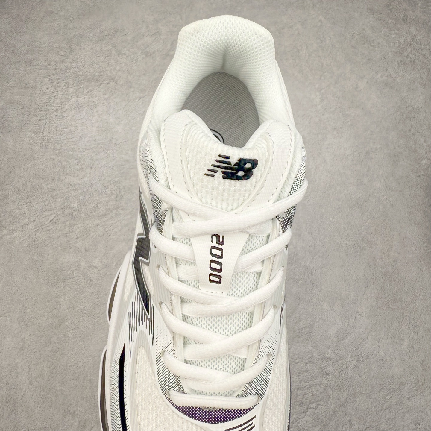 图片[5]-New Balance NB2000 舒适百搭防滑耐磨低帮 休闲跑步鞋 New Balance 在近两年的球鞋市场屡出奇招，在经典鞋型保持进一步增长的同时，推出的每一款新鞋型也都有傲人的战绩。在 327、9060 等鞋型获得成功之后，今天 New Balance 家族又迎来了新鲜血液的注入。这双 New Balance 2000 依然是融合了新旧元素的跑鞋造型，命名为 2000，或许是它的设计理念有着 Y2K 的血统。最大的亮点，在于这双鞋的中底。外侧以五个 ABZORB 单元，带来极具辨识度和冲击力的视觉效果，让这双鞋在外观和脚感方面都颇具吸引力。尺码：36 37 37.5 38 38.5 39 40 40.5 41 42 42.5 43 44 45 46-选品中心