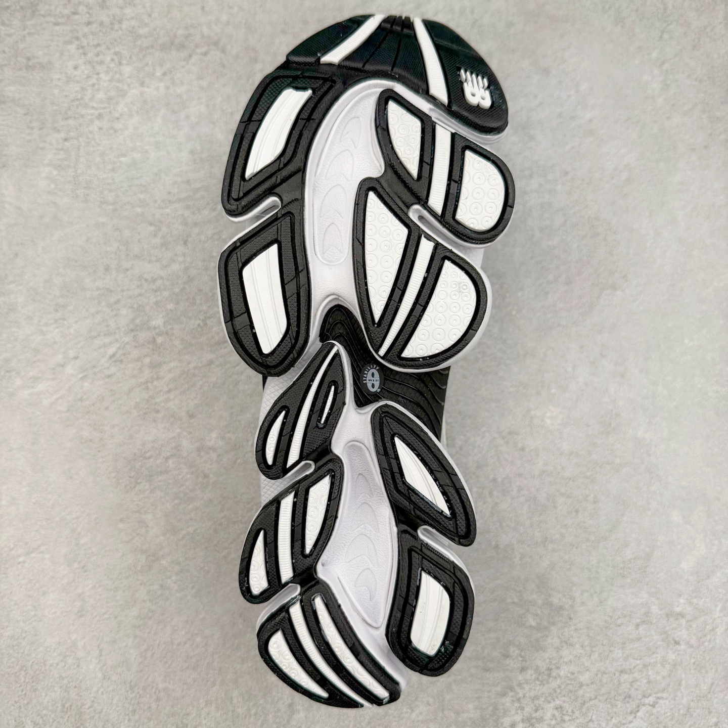 图片[9]-New Balance NB2000 舒适百搭防滑耐磨低帮 休闲跑步鞋 New Balance 在近两年的球鞋市场屡出奇招，在经典鞋型保持进一步增长的同时，推出的每一款新鞋型也都有傲人的战绩。在 327、9060 等鞋型获得成功之后，今天 New Balance 家族又迎来了新鲜血液的注入。这双 New Balance 2000 依然是融合了新旧元素的跑鞋造型，命名为 2000，或许是它的设计理念有着 Y2K 的血统。最大的亮点，在于这双鞋的中底。外侧以五个 ABZORB 单元，带来极具辨识度和冲击力的视觉效果，让这双鞋在外观和脚感方面都颇具吸引力。尺码：36 37 37.5 38 38.5 39 40 40.5 41 42 42.5 43 44 45 46-选品中心