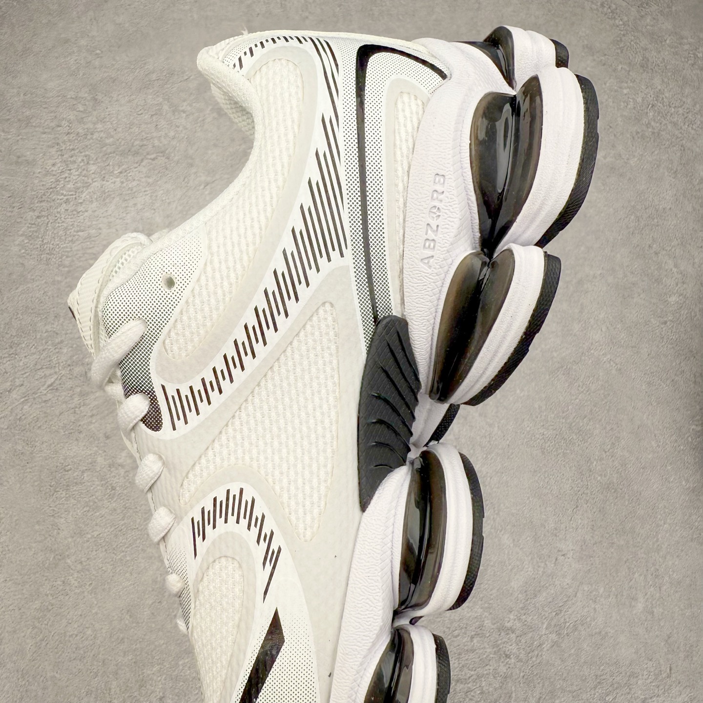 图片[7]-New Balance NB2000 舒适百搭防滑耐磨低帮 休闲跑步鞋 New Balance 在近两年的球鞋市场屡出奇招，在经典鞋型保持进一步增长的同时，推出的每一款新鞋型也都有傲人的战绩。在 327、9060 等鞋型获得成功之后，今天 New Balance 家族又迎来了新鲜血液的注入。这双 New Balance 2000 依然是融合了新旧元素的跑鞋造型，命名为 2000，或许是它的设计理念有着 Y2K 的血统。最大的亮点，在于这双鞋的中底。外侧以五个 ABZORB 单元，带来极具辨识度和冲击力的视觉效果，让这双鞋在外观和脚感方面都颇具吸引力。尺码：36 37 37.5 38 38.5 39 40 40.5 41 42 42.5 43 44 45 46-选品中心