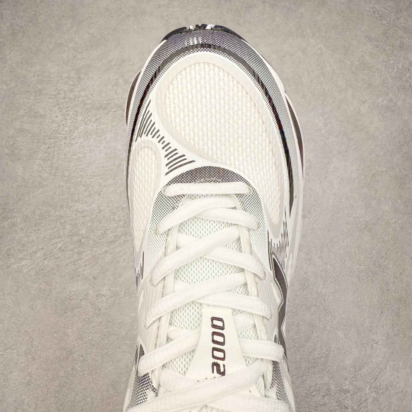 图片[4]-New Balance NB2000 舒适百搭防滑耐磨低帮 休闲跑步鞋 New Balance 在近两年的球鞋市场屡出奇招，在经典鞋型保持进一步增长的同时，推出的每一款新鞋型也都有傲人的战绩。在 327、9060 等鞋型获得成功之后，今天 New Balance 家族又迎来了新鲜血液的注入。这双 New Balance 2000 依然是融合了新旧元素的跑鞋造型，命名为 2000，或许是它的设计理念有着 Y2K 的血统。最大的亮点，在于这双鞋的中底。外侧以五个 ABZORB 单元，带来极具辨识度和冲击力的视觉效果，让这双鞋在外观和脚感方面都颇具吸引力。尺码：36 37 37.5 38 38.5 39 40 40.5 41 42 42.5 43 44 45 46-选品中心