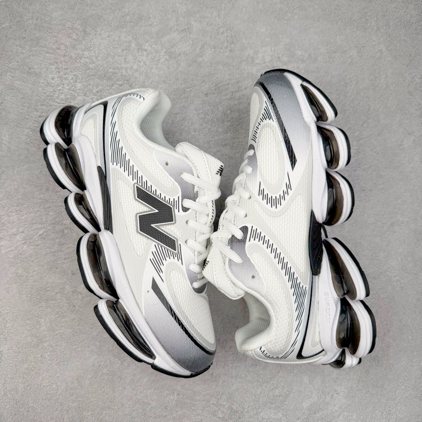 图片[3]-New Balance NB2000 舒适百搭防滑耐磨低帮 休闲跑步鞋 New Balance 在近两年的球鞋市场屡出奇招，在经典鞋型保持进一步增长的同时，推出的每一款新鞋型也都有傲人的战绩。在 327、9060 等鞋型获得成功之后，今天 New Balance 家族又迎来了新鲜血液的注入。这双 New Balance 2000 依然是融合了新旧元素的跑鞋造型，命名为 2000，或许是它的设计理念有着 Y2K 的血统。最大的亮点，在于这双鞋的中底。外侧以五个 ABZORB 单元，带来极具辨识度和冲击力的视觉效果，让这双鞋在外观和脚感方面都颇具吸引力。尺码：36 37 37.5 38 38.5 39 40 40.5 41 42 42.5 43 44 45 46-选品中心