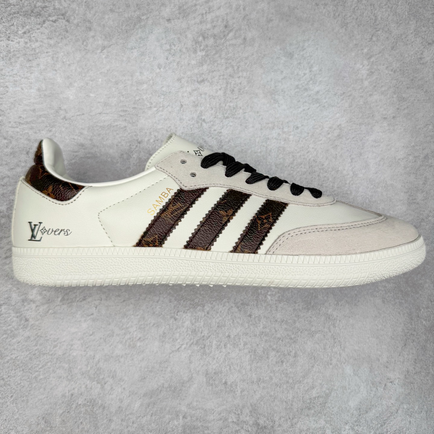 ＃C2 AD Original Samba OG 复古经典轻便板鞋 定制配色 GJ7803 这款桑巴鞋展示了高质量的工艺 带有装饰的超锁缝制和无缝的手感 柔软、柔软的皮革造型和标志性的3条纹完成了精致的外观 正规合身鞋带 鞋面上有绒面鞋垫 橡胶鞋底 享受正畸套筒软感 自50年代首次亮相以来就一直在赢得粉丝的青睐 尺码：36 36.5 37.5 38 38.5 39 40 40.5 41 42 42.5 43 44 44.5 45-选品中心