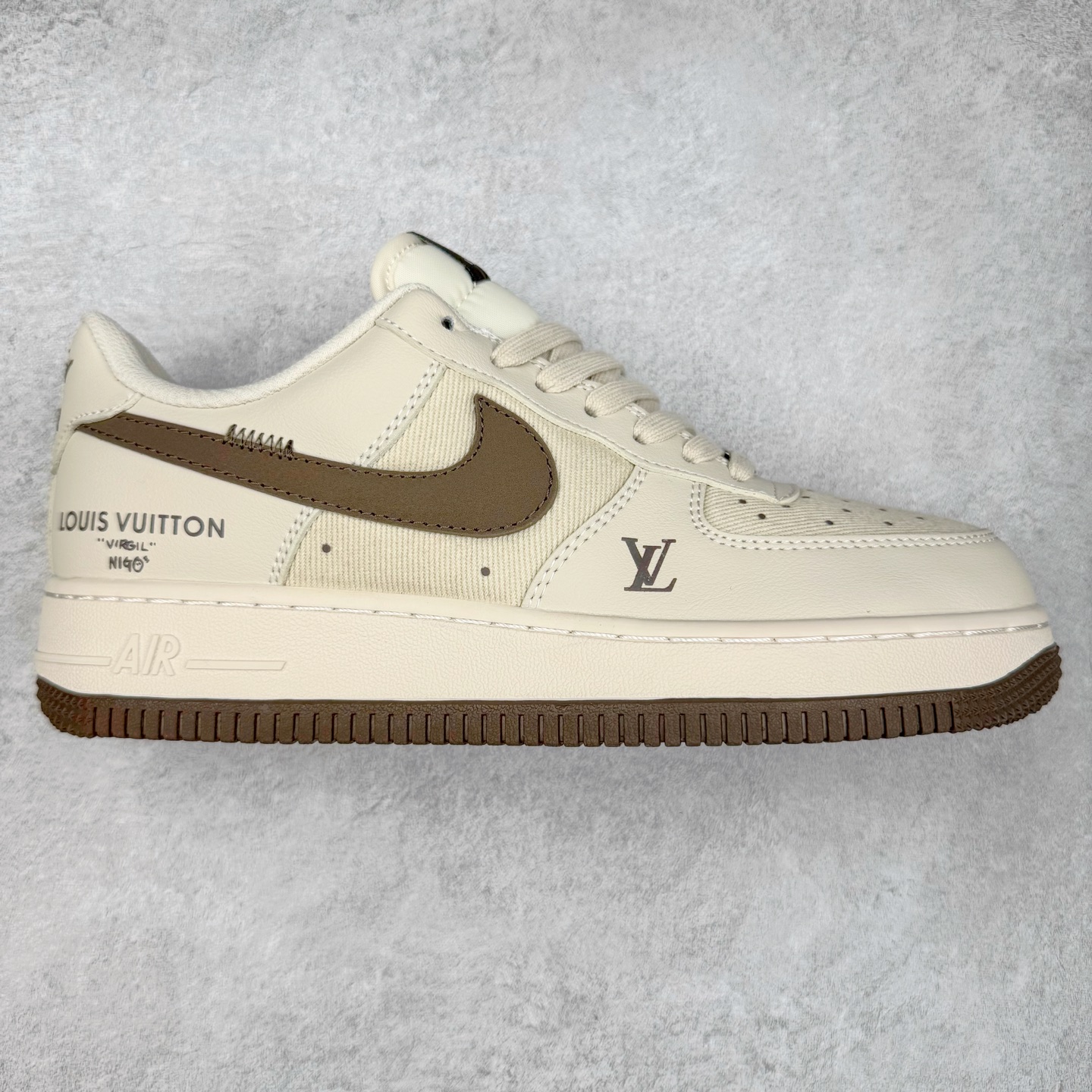 NK Air Force 1´07 Low 空军一号低帮百搭休闲运动板鞋 QW5836-004 柔软、弹性十足的缓震性能和出色的中底设计 横跨复古与现代的外型结合 造就出风靡全球 三十多年的Force 1 直到今天还深受青睐 实拍调校N版已经零色差零失真 百分百还原实物色彩所见即所得 不存在货不对板色差等低级问题 选购参考实物拍摄 不混卖不参货 只用心做好货严格选品 承诺混一赔十 尺码：36 36.5 37.5 38 38.5 39 40 40.5 41 42 42.5 43 44 44.5 45-选品中心