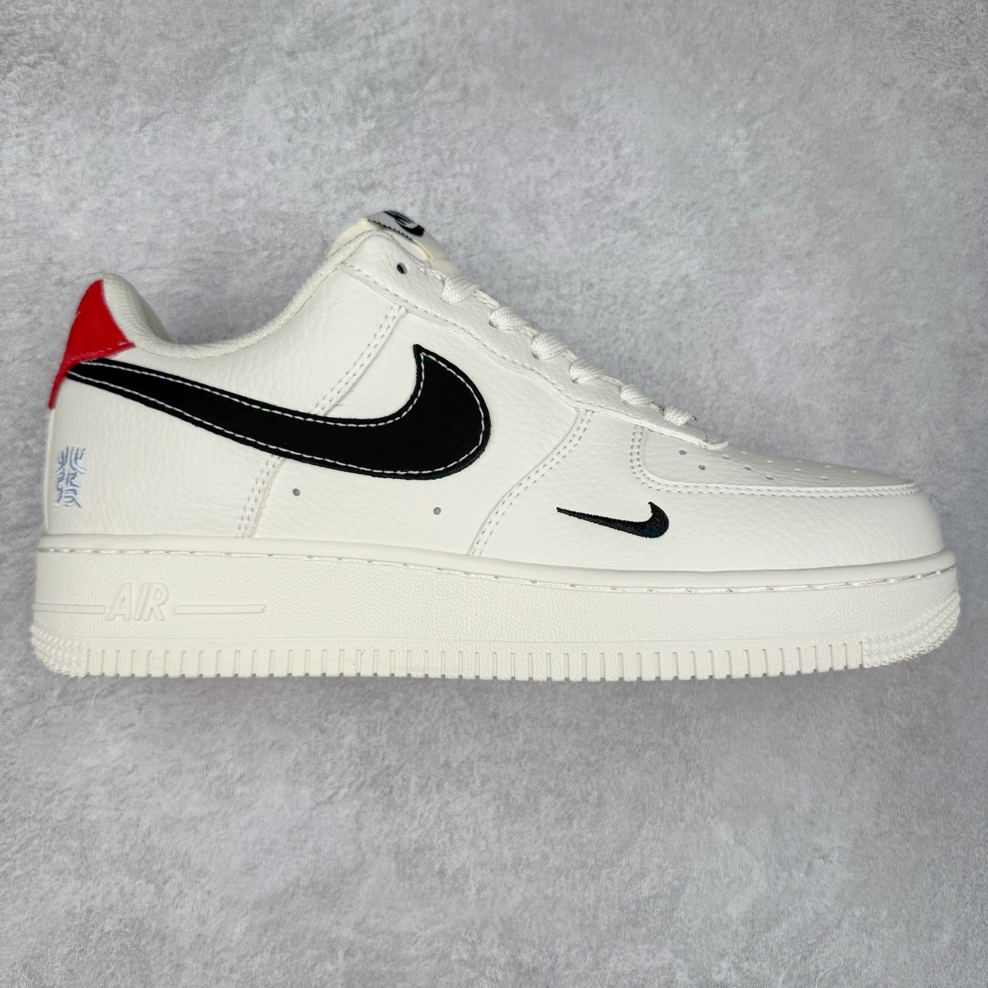 NK Air Force 1´07 Low 空军一号低帮百搭休闲运动板鞋 CS5288-025 柔软、弹性十足的缓震性能和出色的中底设计 横跨复古与现代的外型结合 造就出风靡全球 三十多年的Force 1 直到今天还深受青睐 实拍调校N版已经零色差零失真 百分百还原实物色彩所见即所得 不存在货不对板色差等低级问题 选购参考实物拍摄 不混卖不参货 只用心做好货严格选品 承诺混一赔十 尺码：36 36.5 37.5 38 38.5 39 40 40.5 41 42 42.5 43 44 44.5 45-选品中心